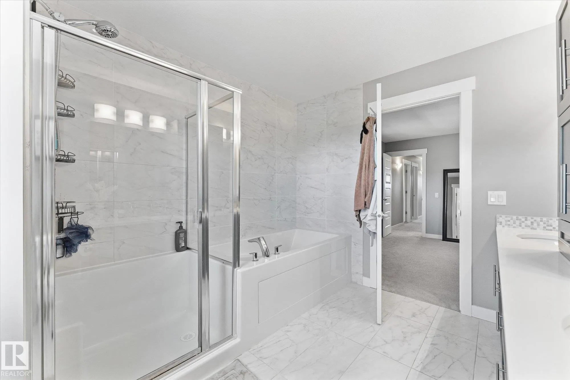 18 ALTADENA Point(e)