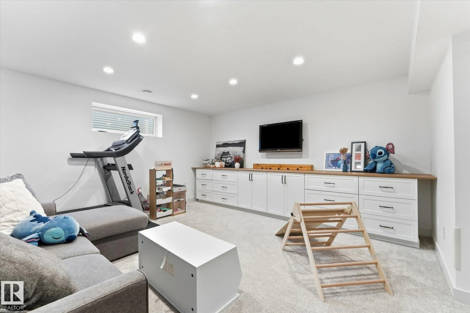 18 ALTADENA Point(e)