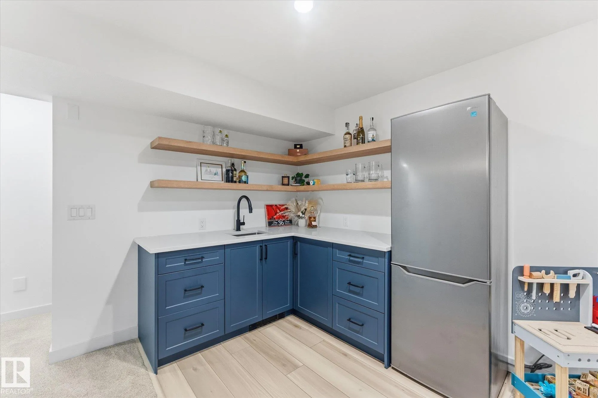 18 ALTADENA Point(e)