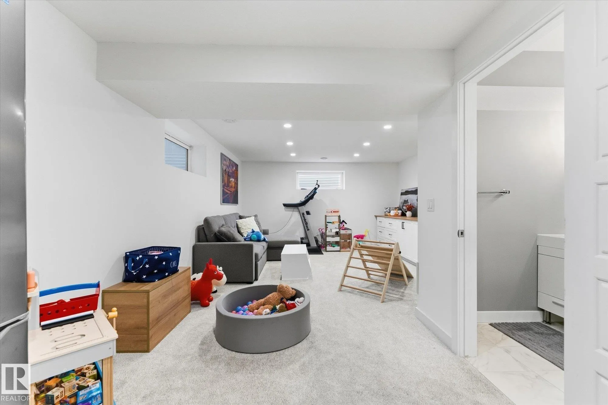 18 ALTADENA Point(e)