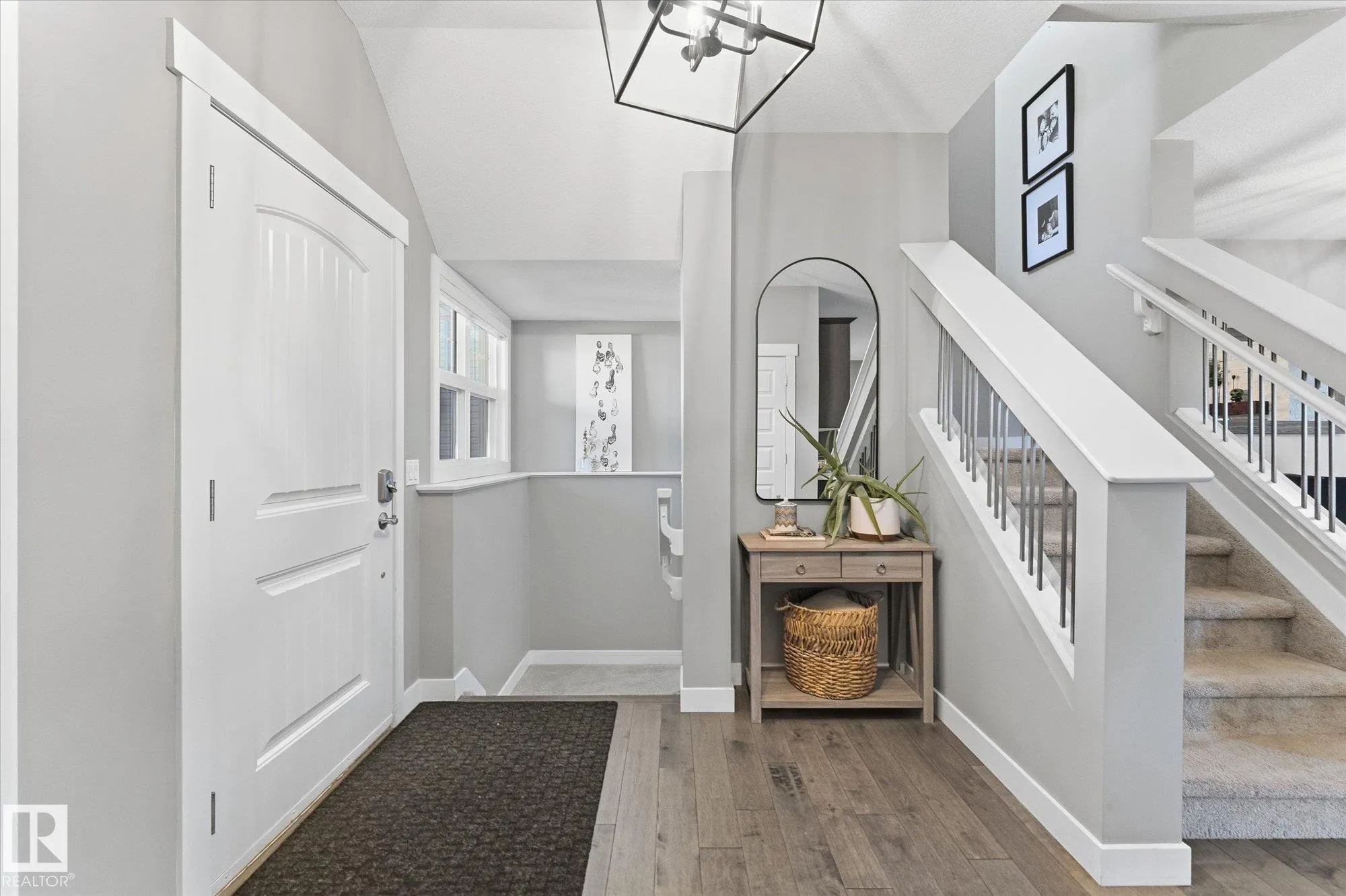 18 ALTADENA Point(e)