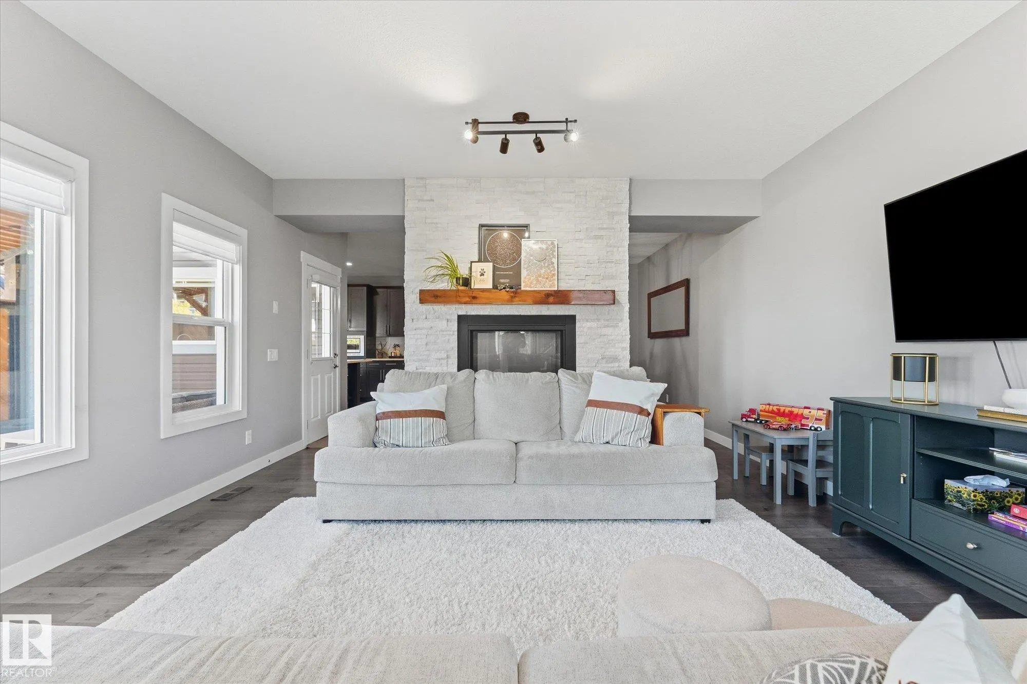 18 ALTADENA Point(e)