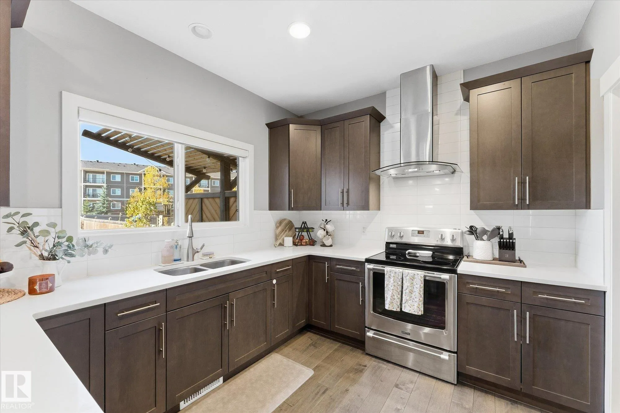 18 ALTADENA Point(e)