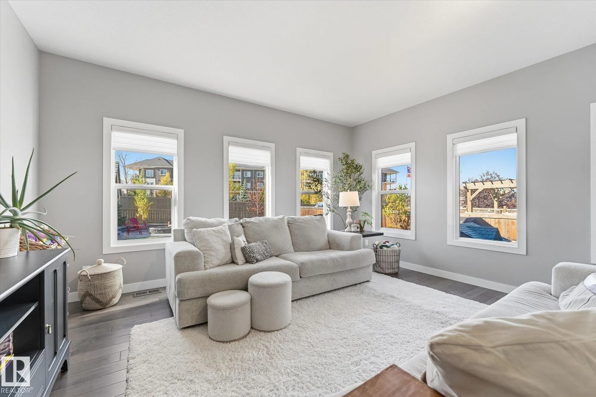 18 ALTADENA Point(e)