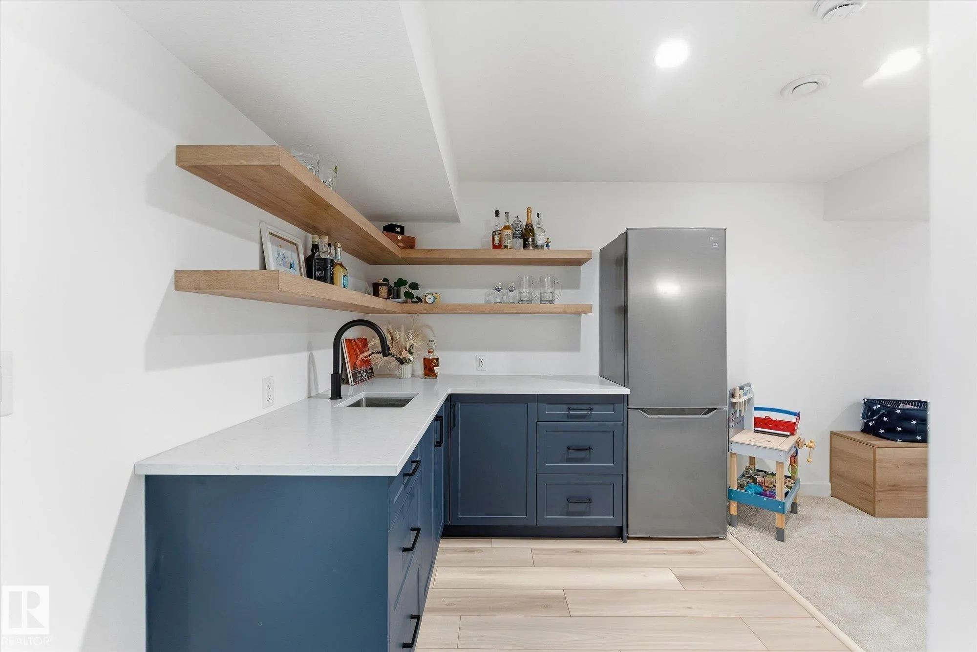 18 ALTADENA Point(e)