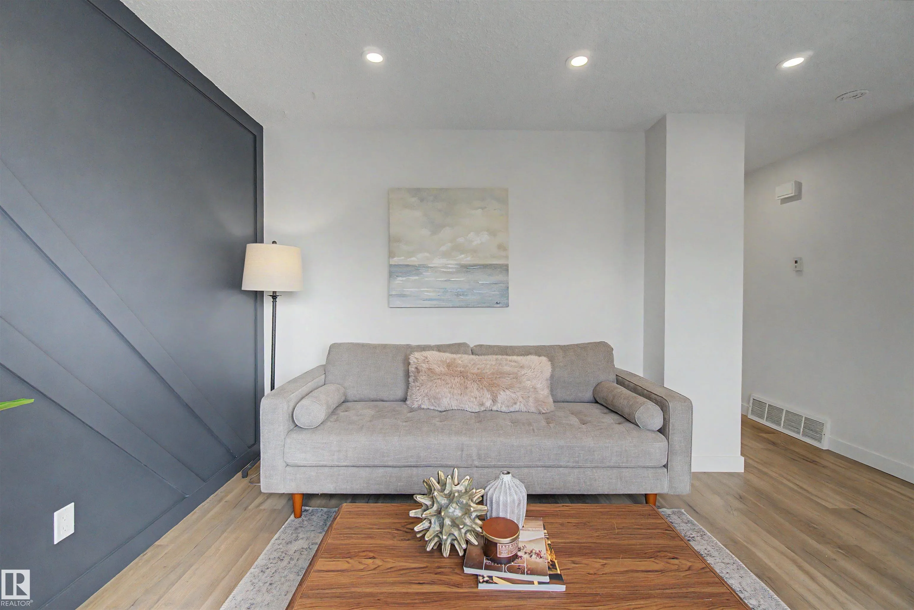 215 GRANDIN Village