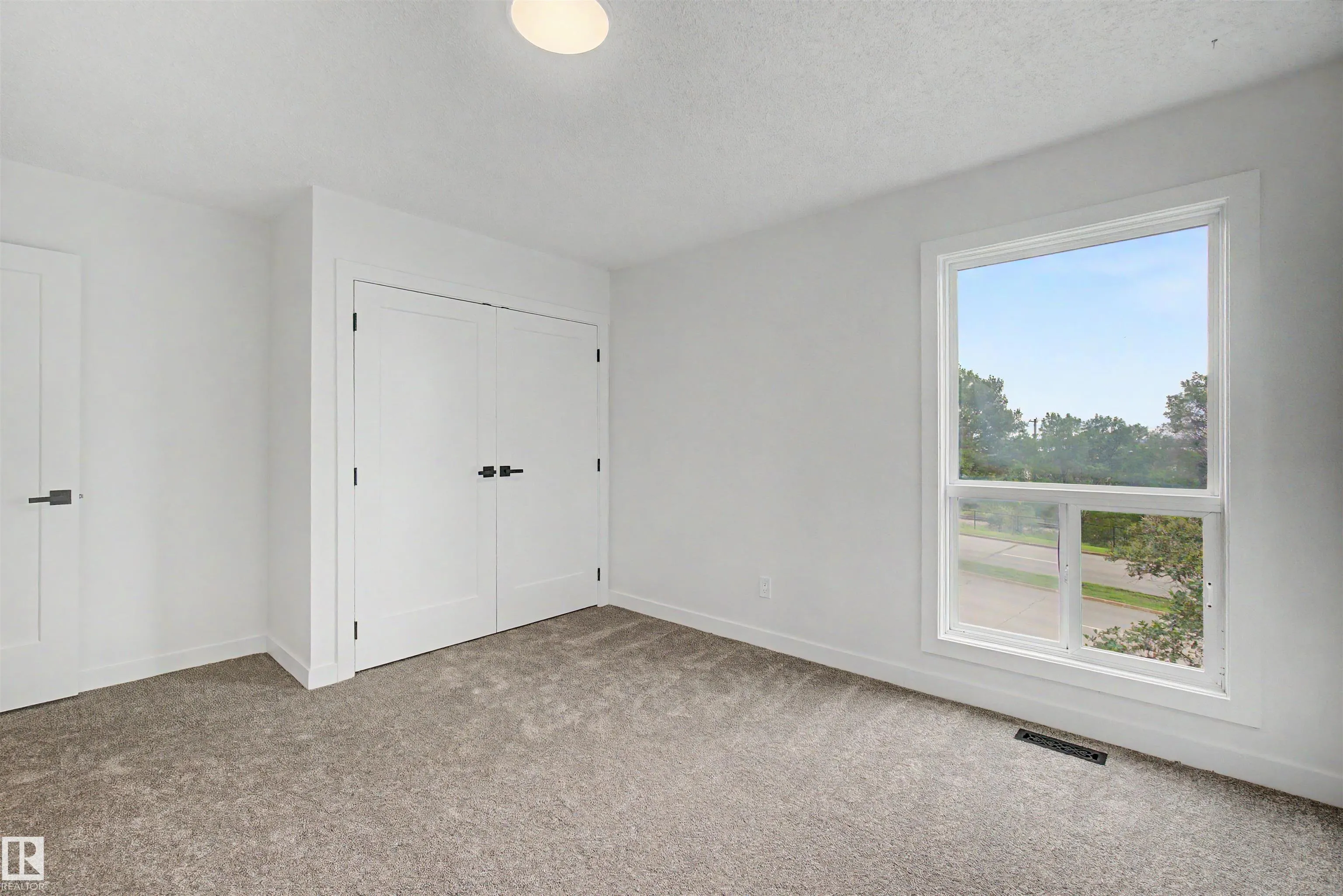 215 GRANDIN Village