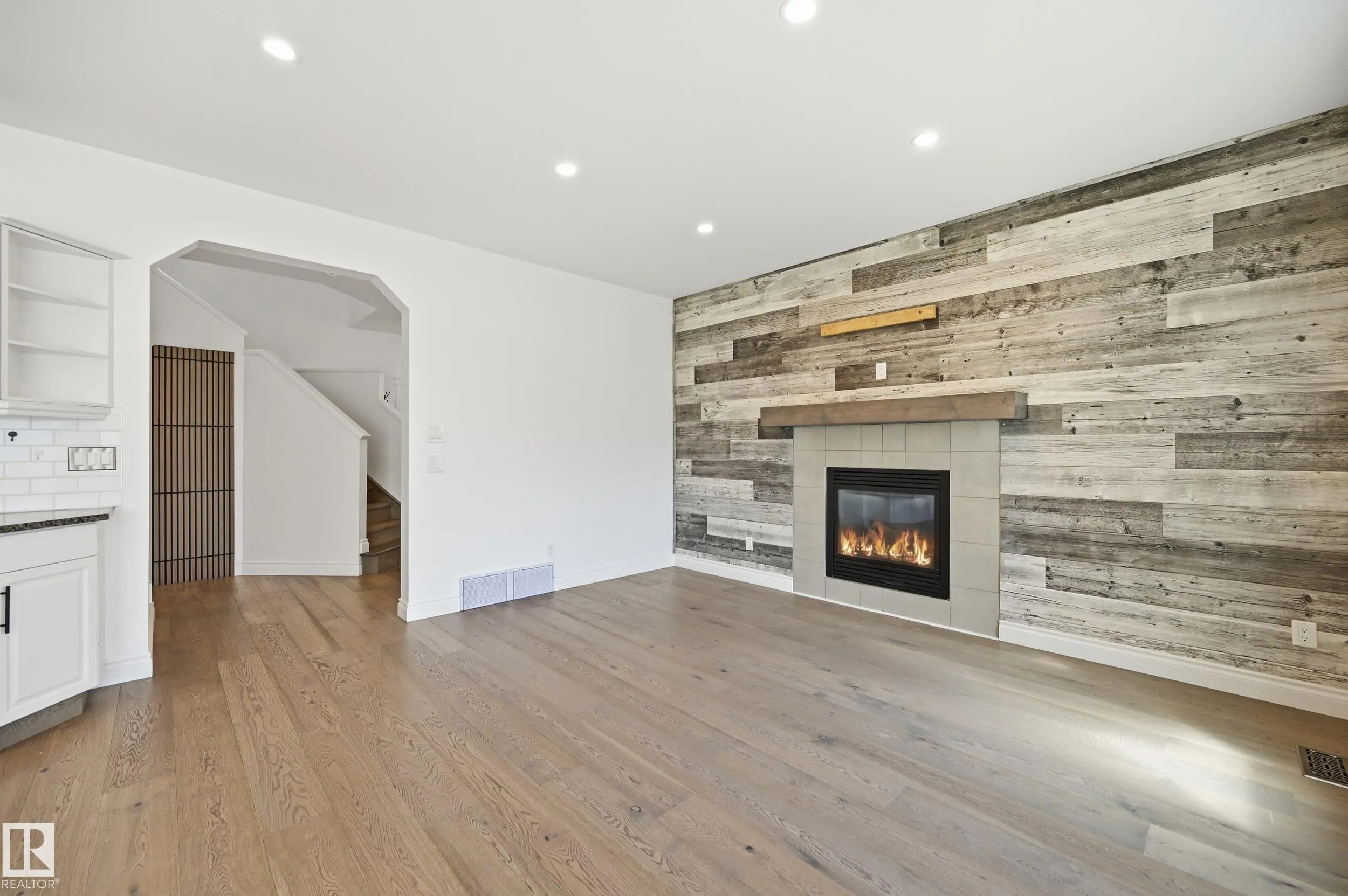 1 SOUTHFORK Close