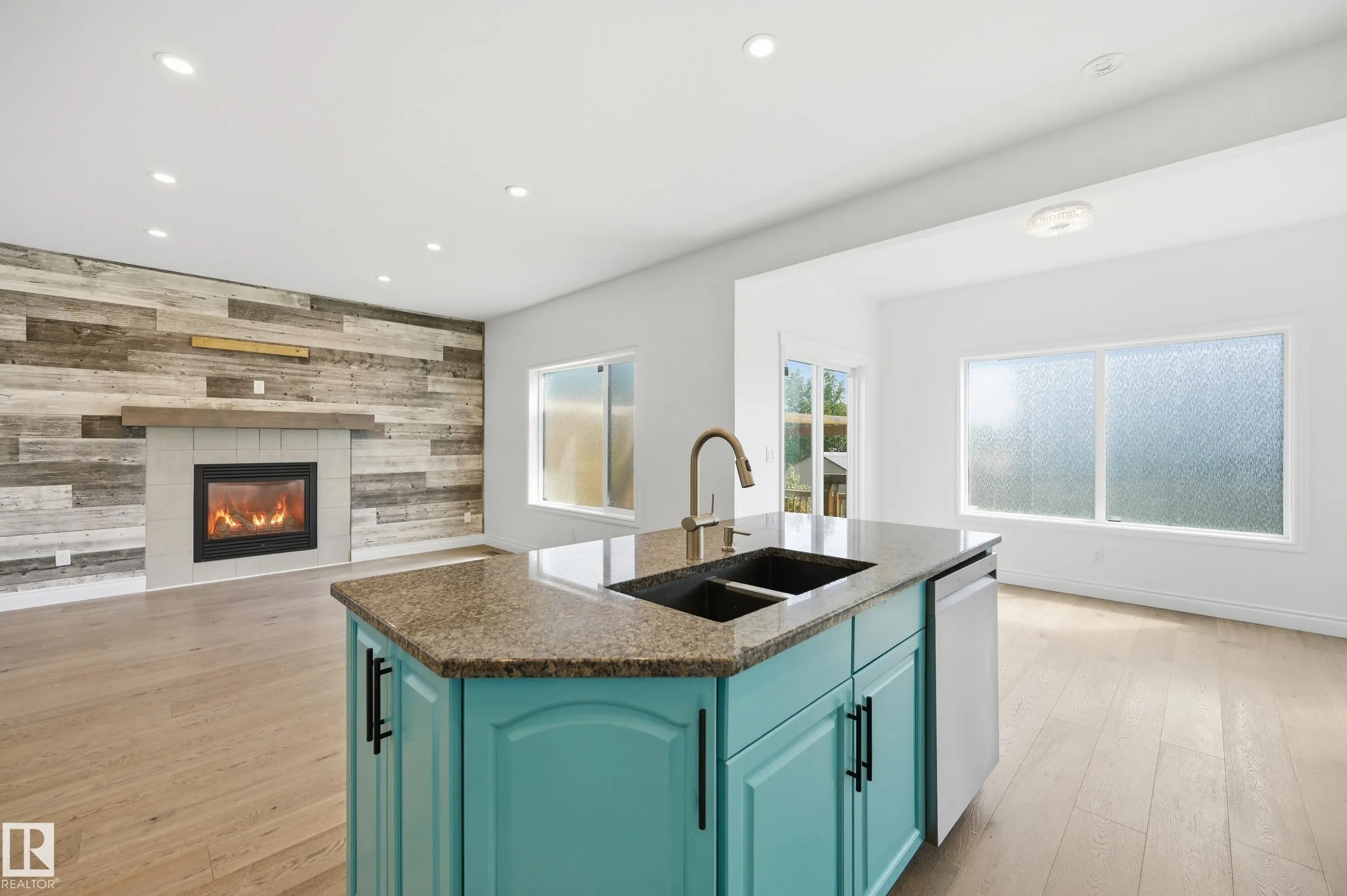 1 SOUTHFORK Close
