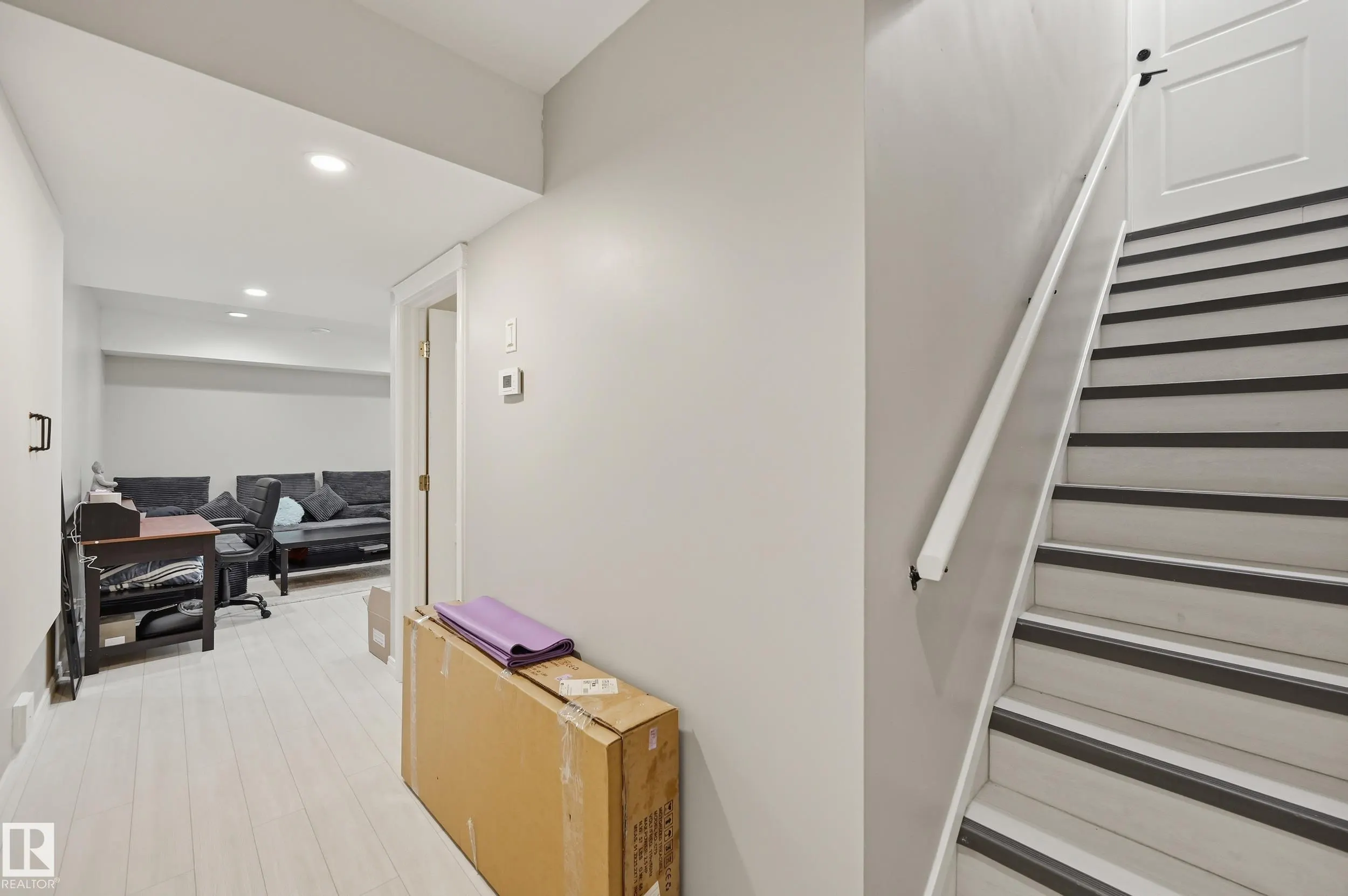 1 SOUTHFORK Close