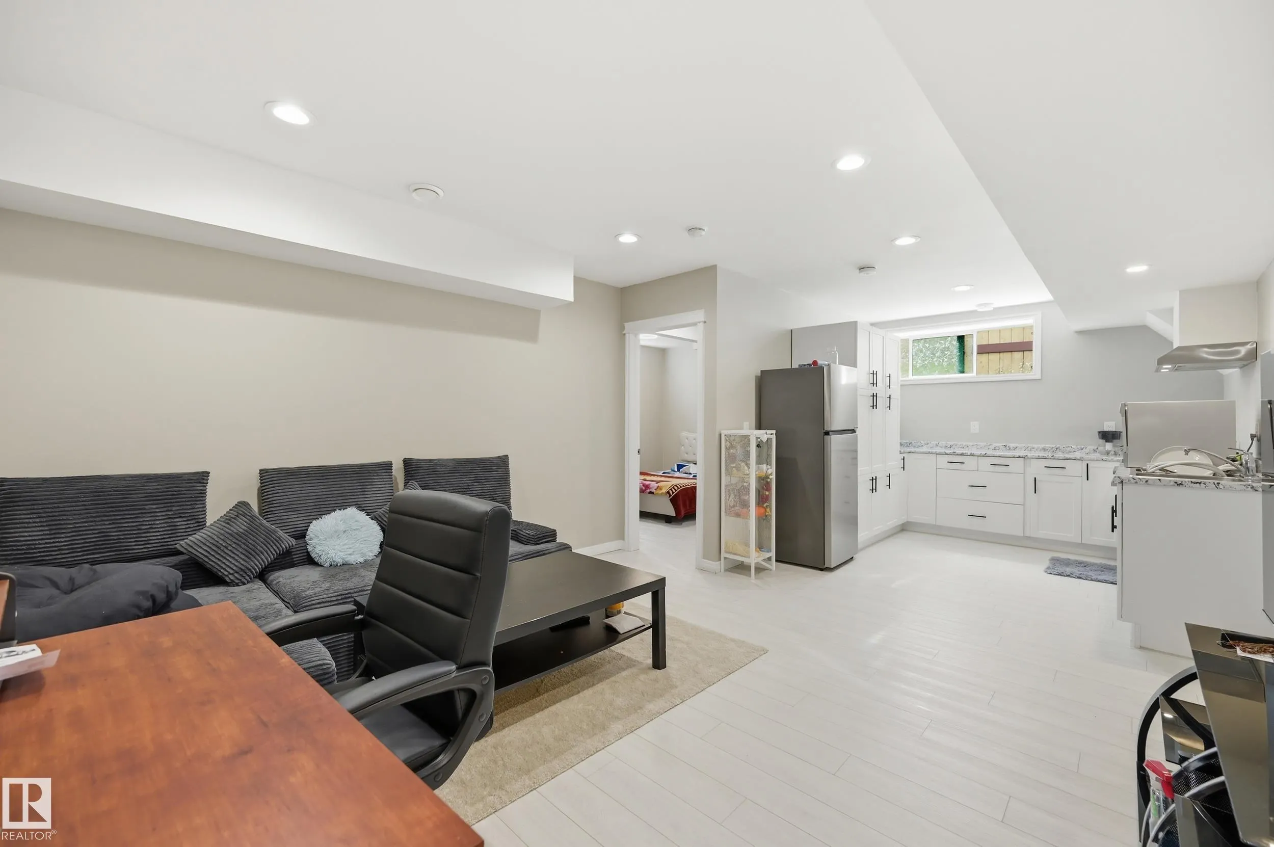 1 SOUTHFORK Close