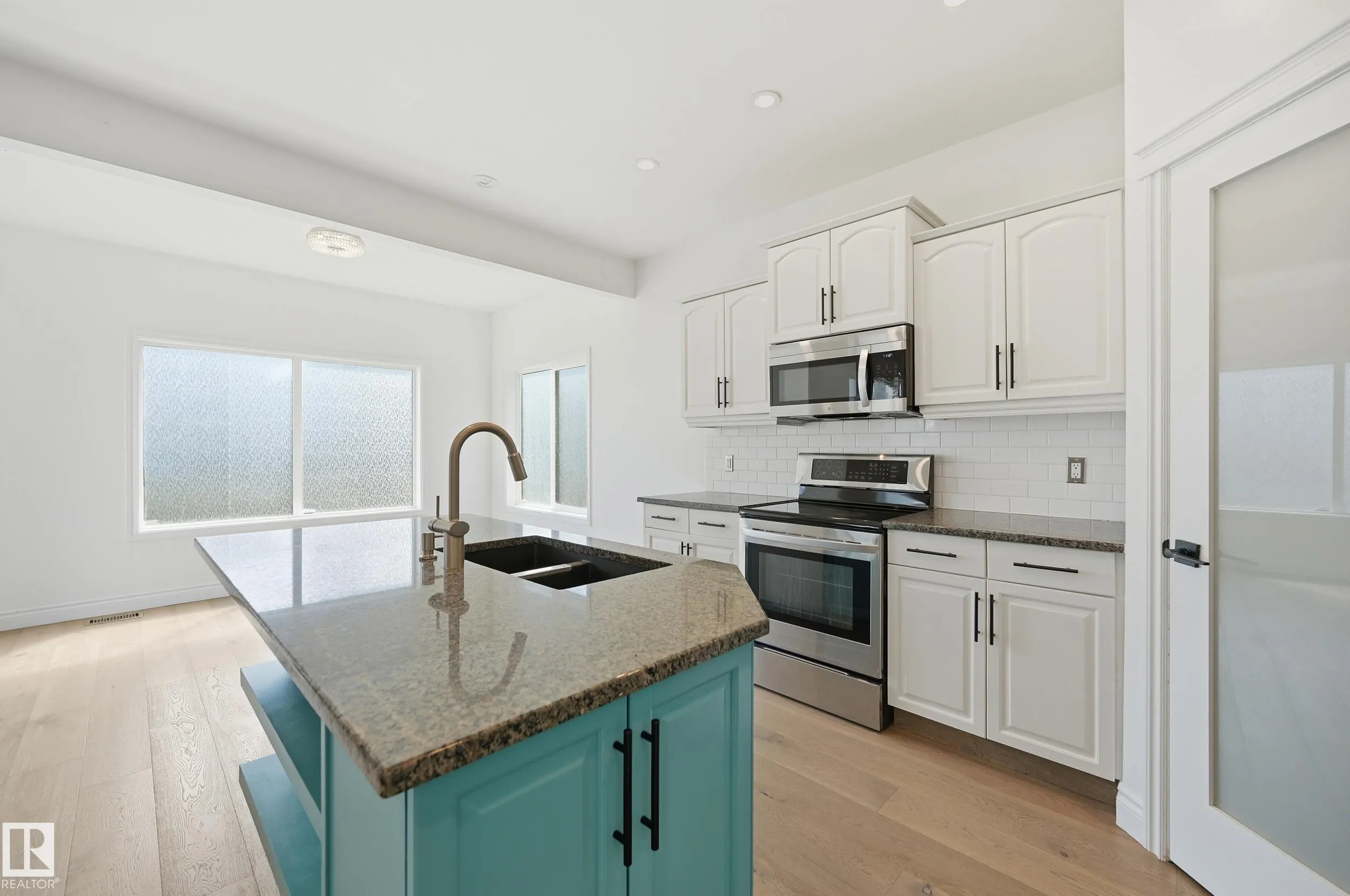 1 SOUTHFORK Close