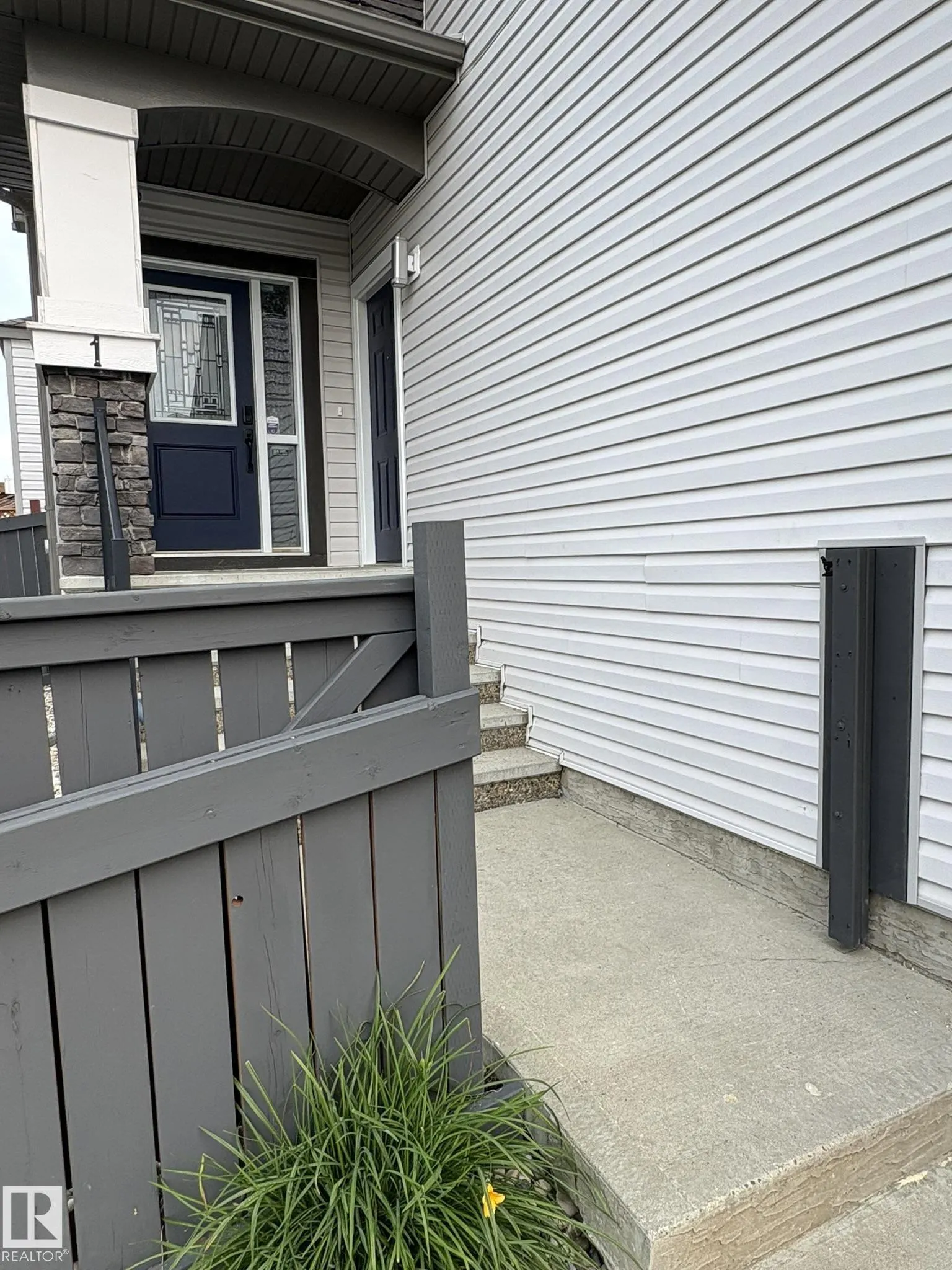 1 SOUTHFORK Close