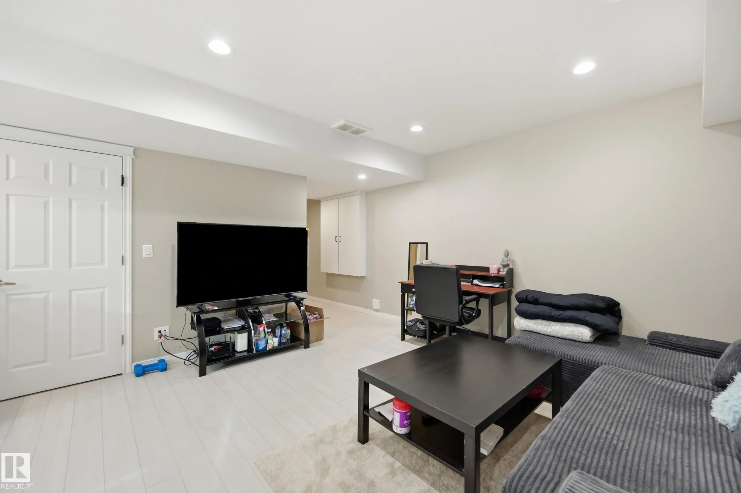 1 SOUTHFORK Close