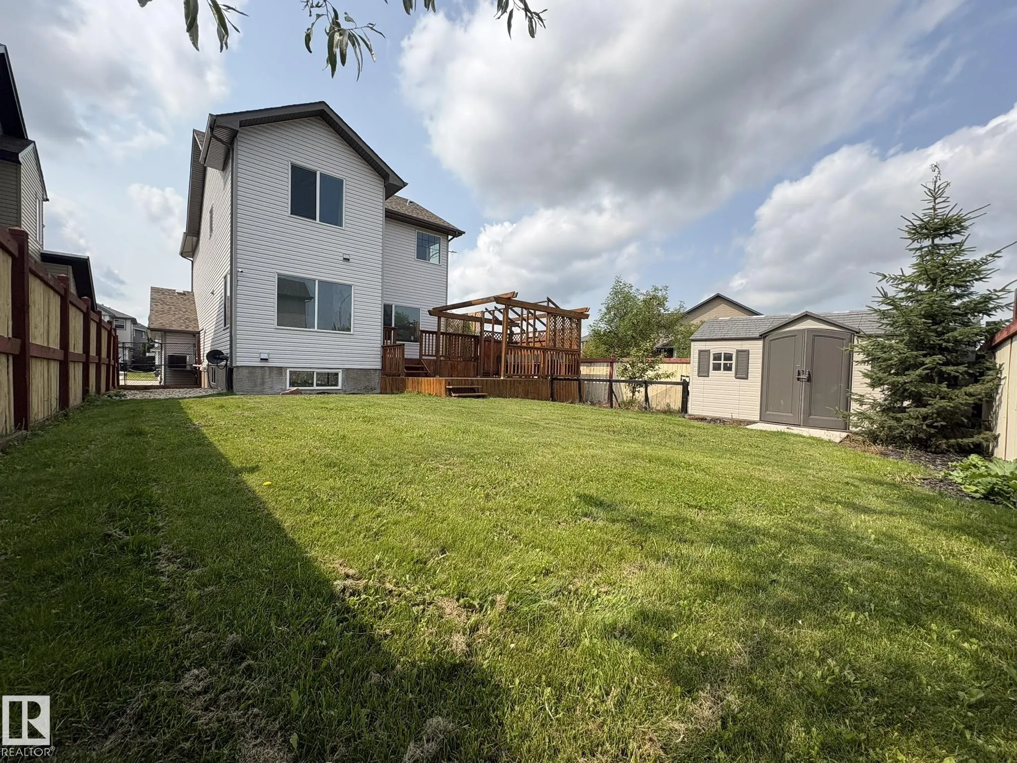 1 SOUTHFORK Close