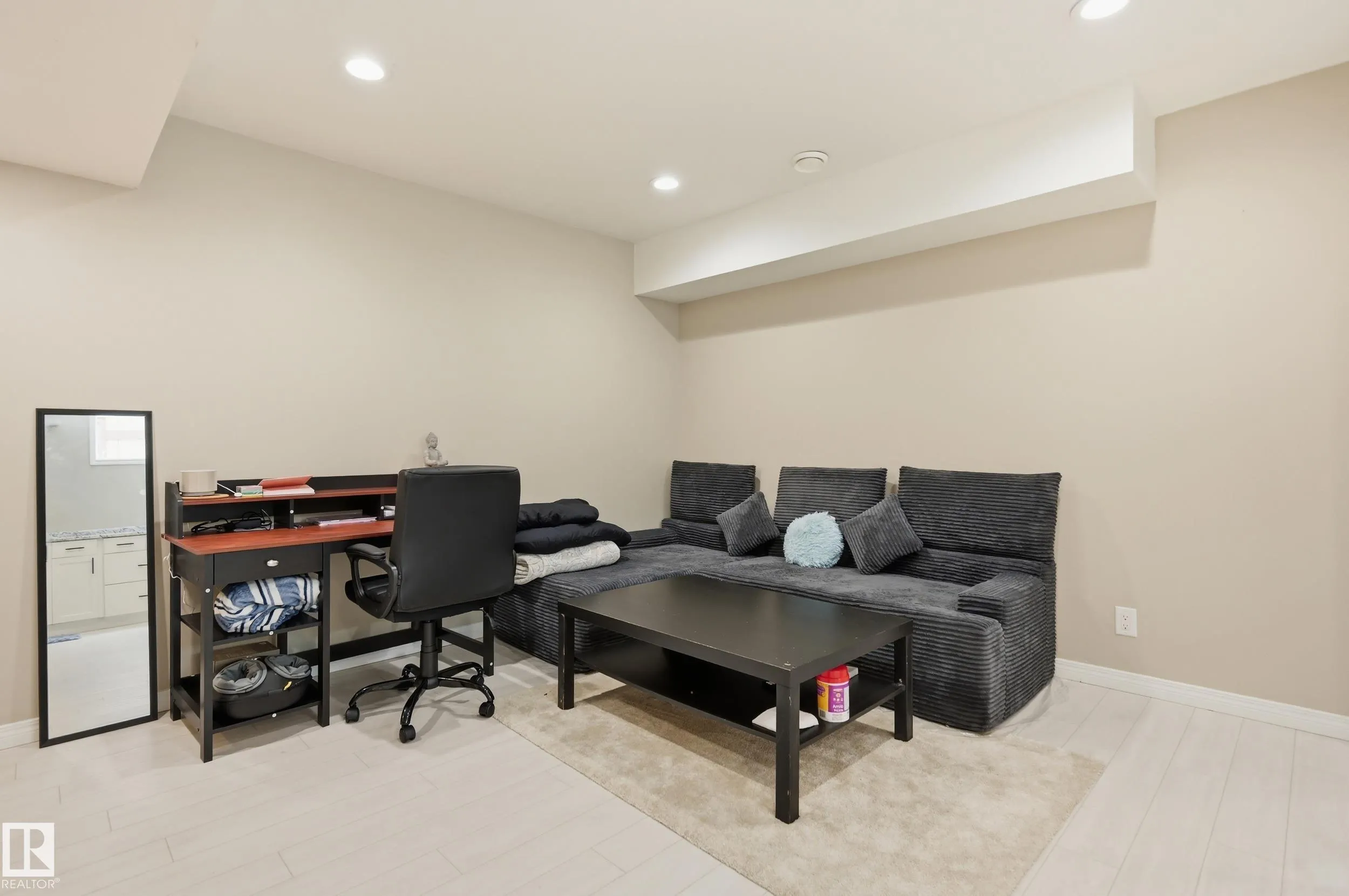1 SOUTHFORK Close