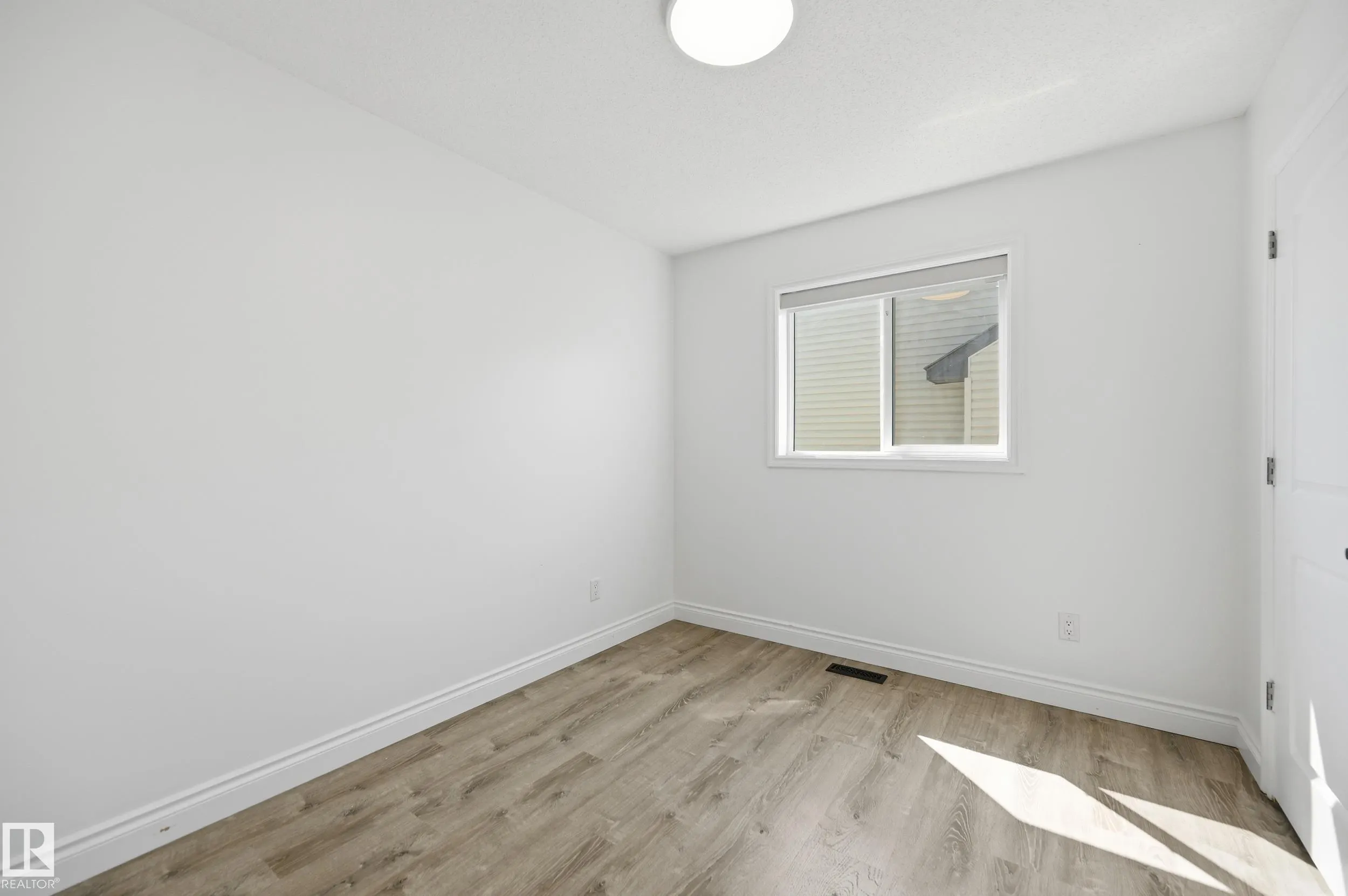 1 SOUTHFORK Close