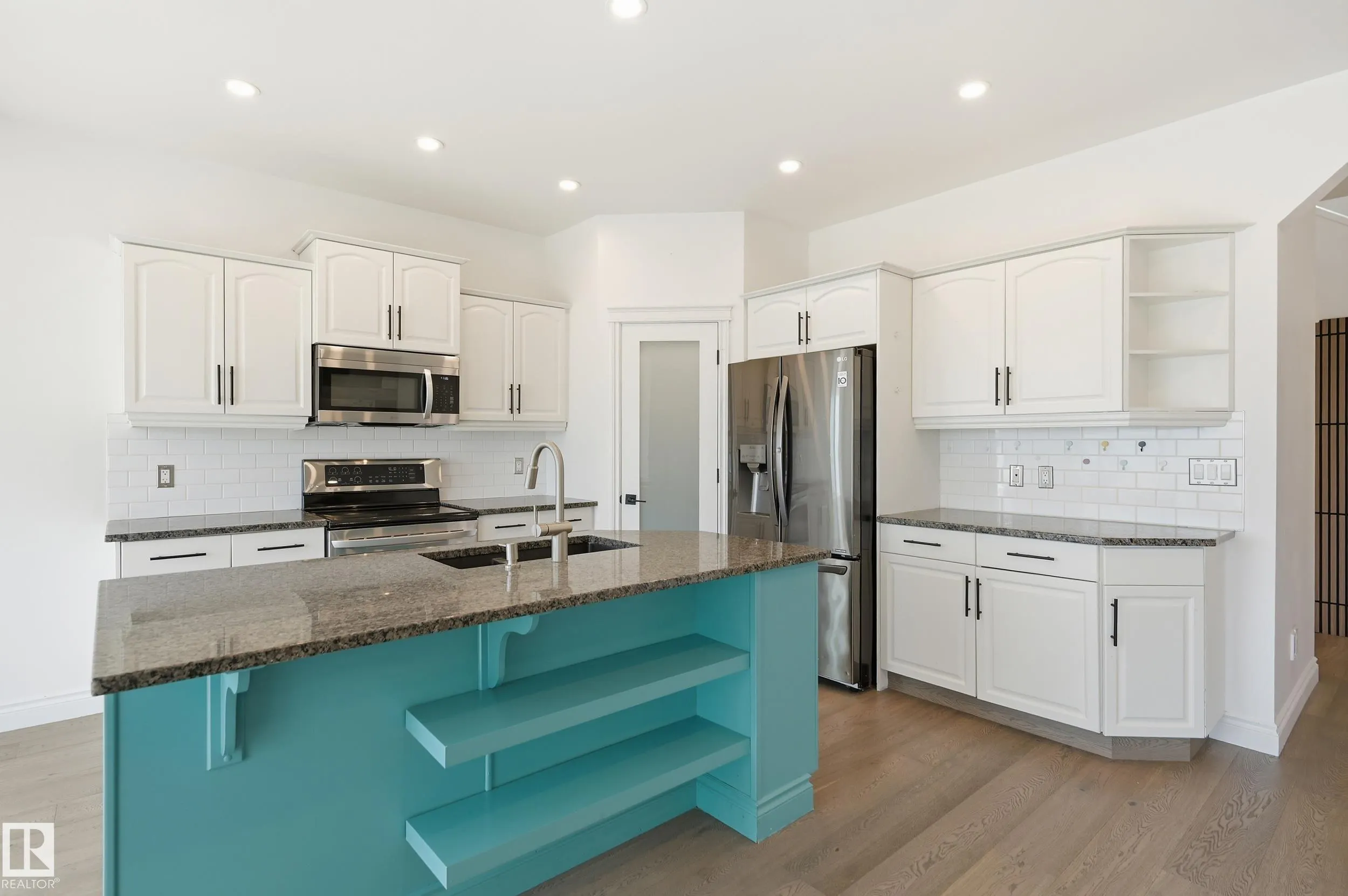 1 SOUTHFORK Close