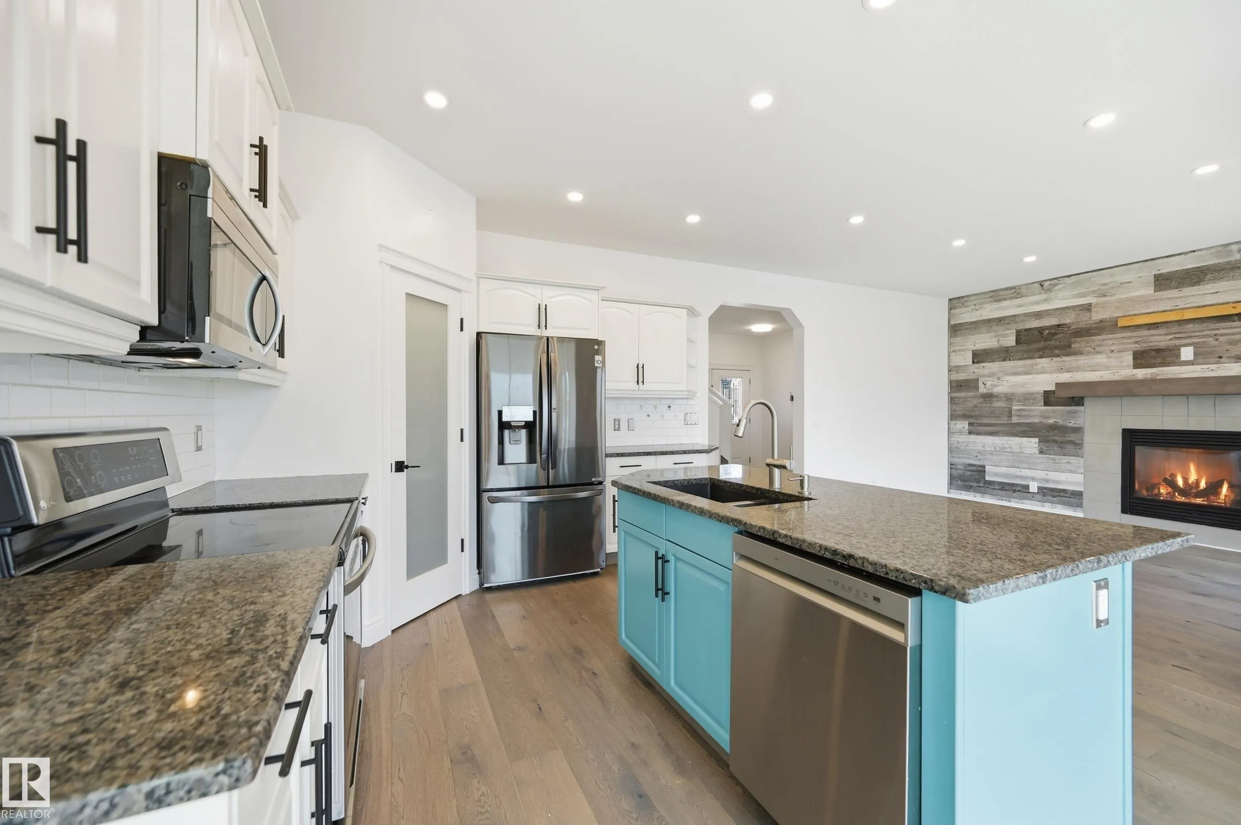 1 SOUTHFORK Close