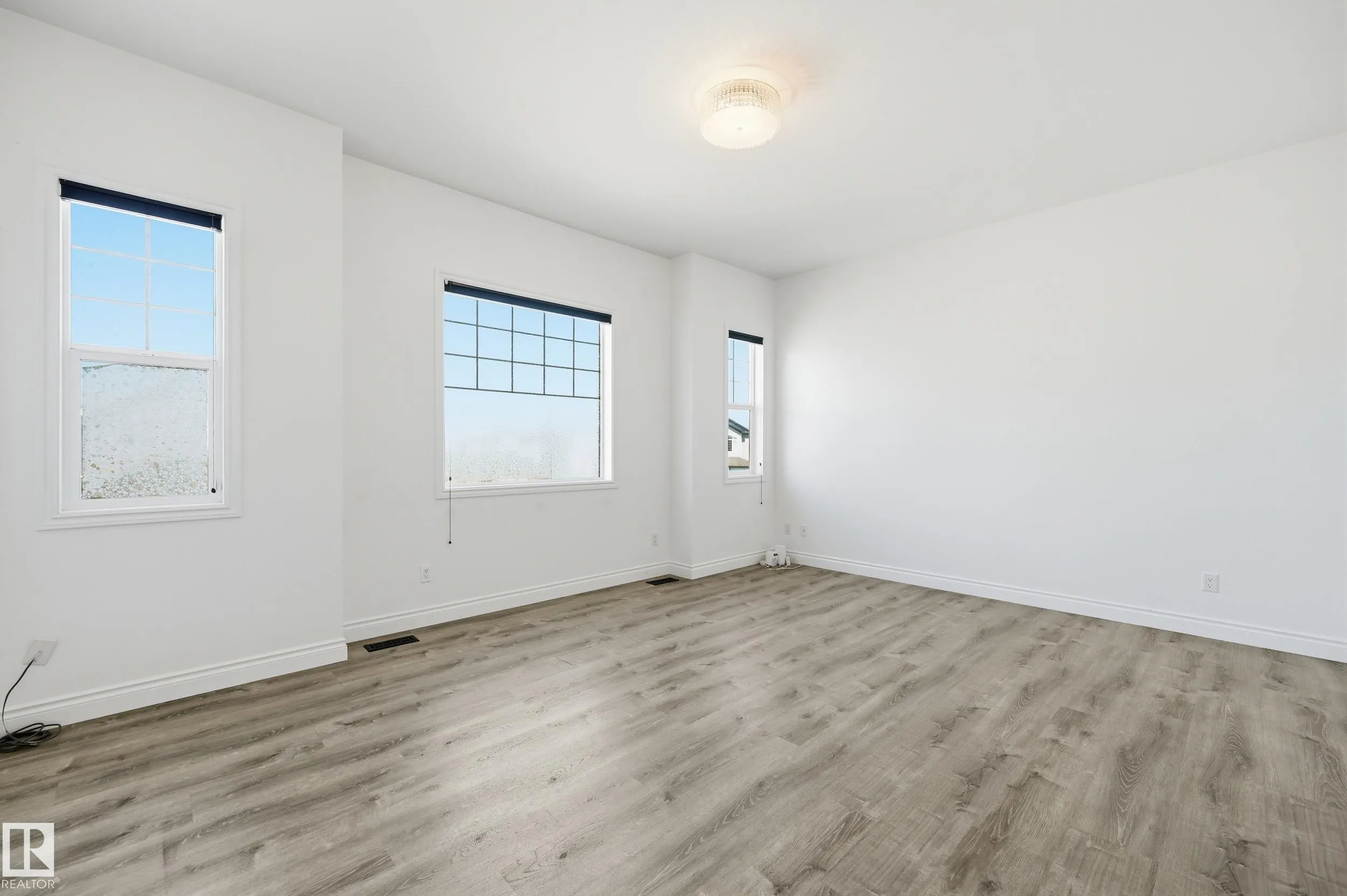 1 SOUTHFORK Close
