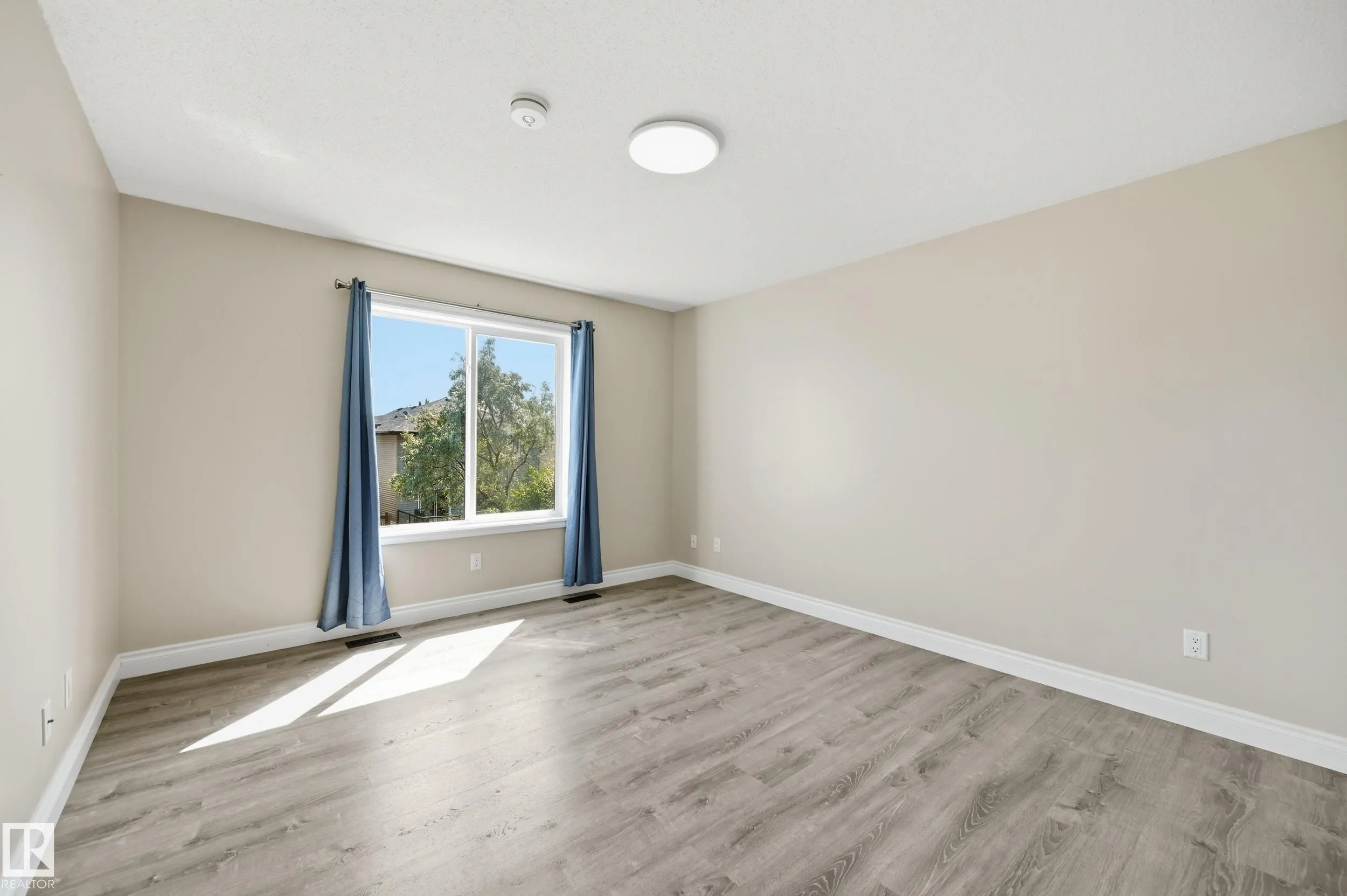 1 SOUTHFORK Close