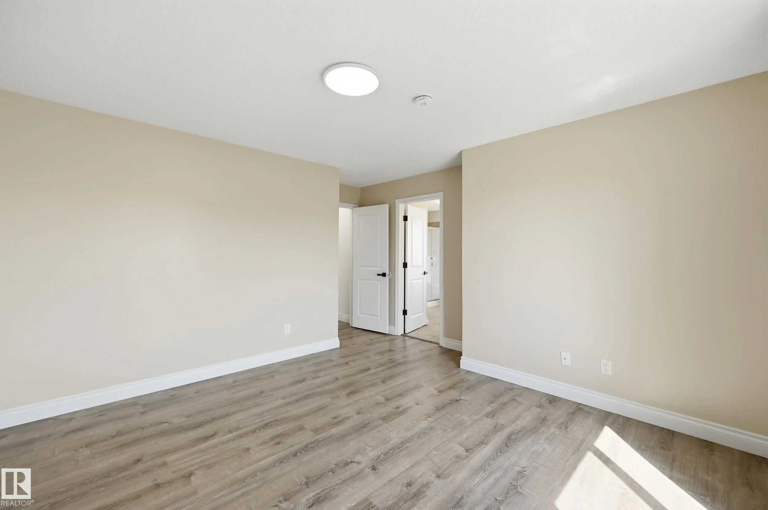 1 SOUTHFORK Close