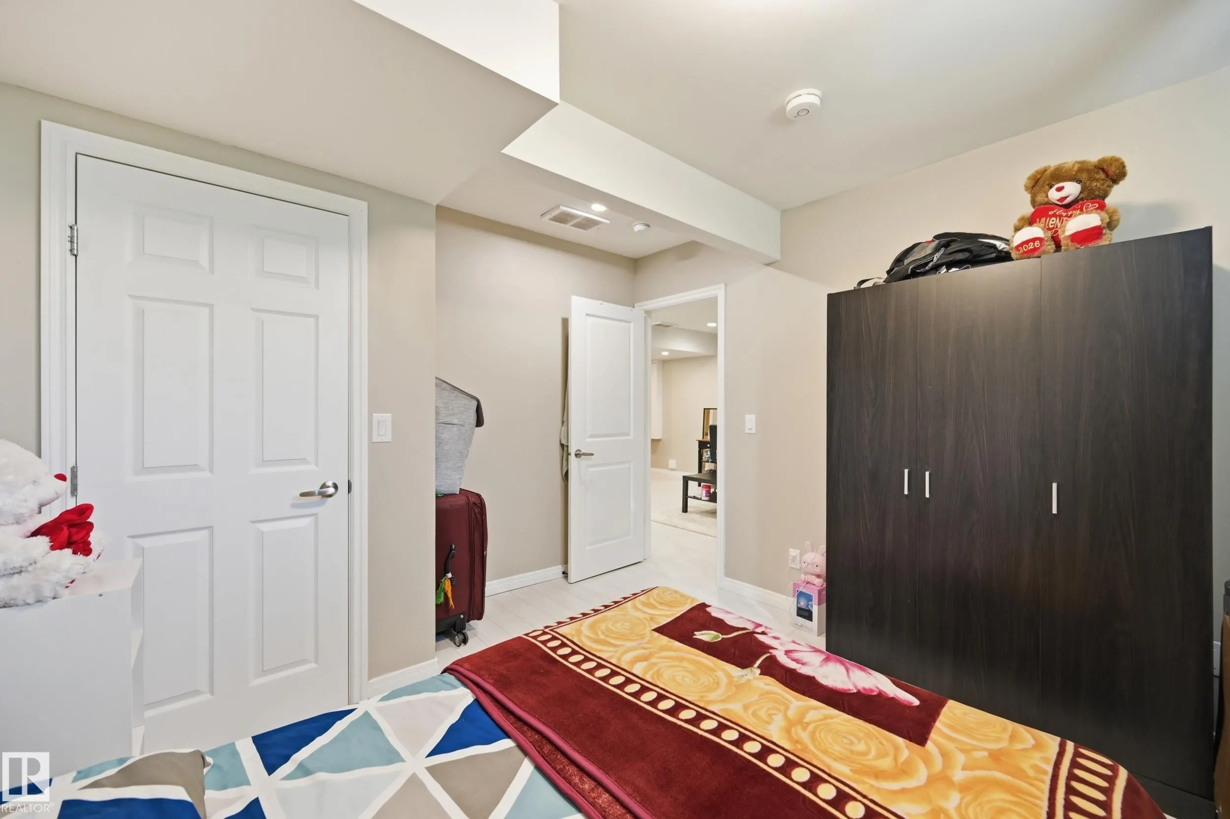1 SOUTHFORK Close