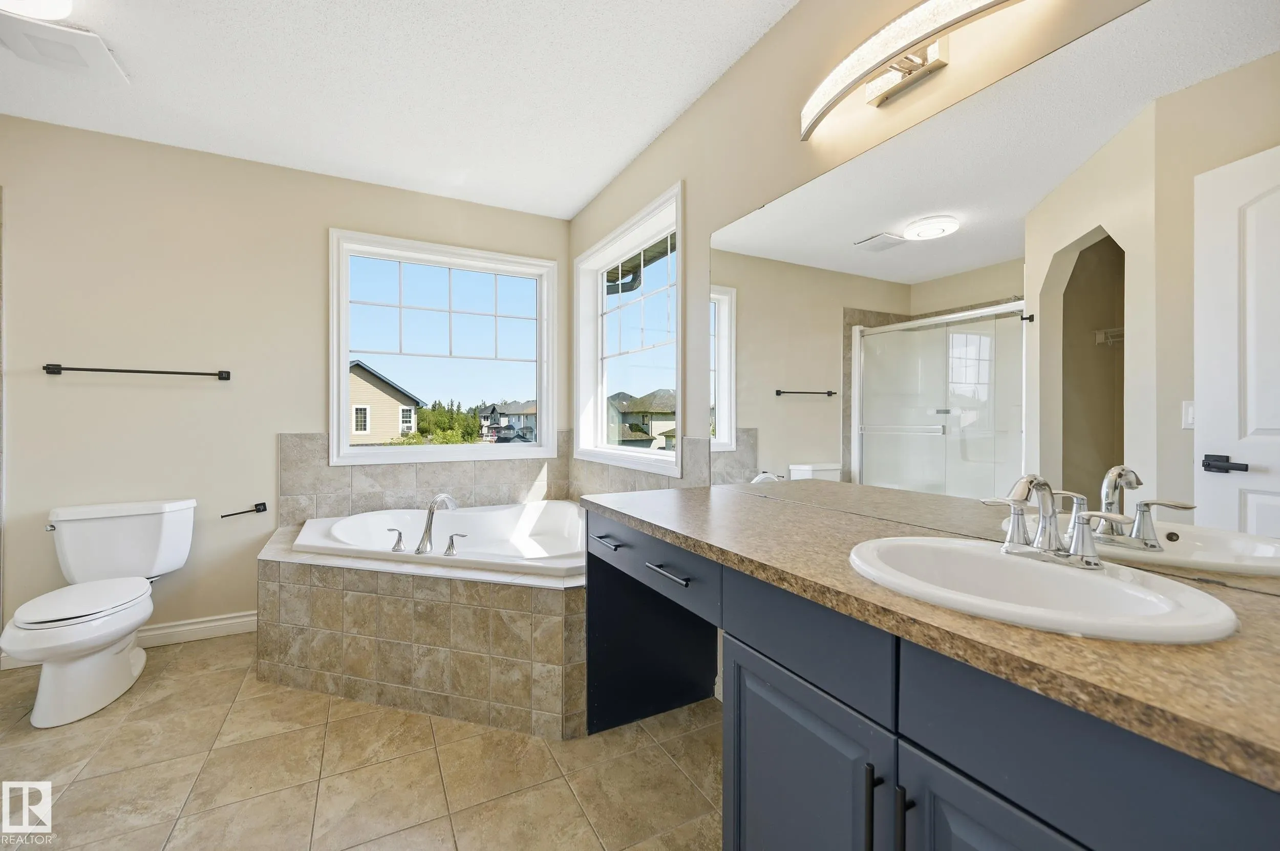 1 SOUTHFORK Close