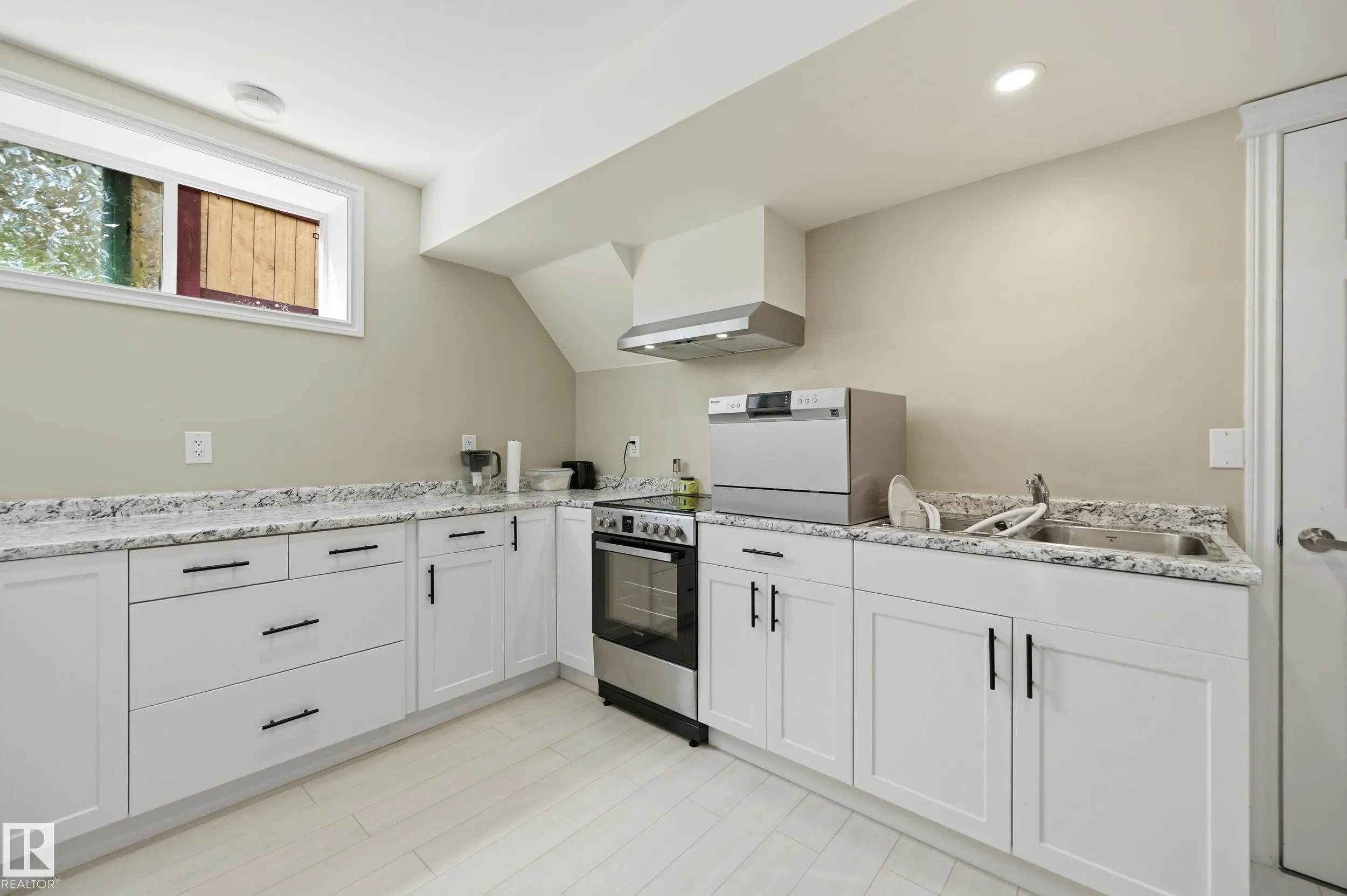 1 SOUTHFORK Close