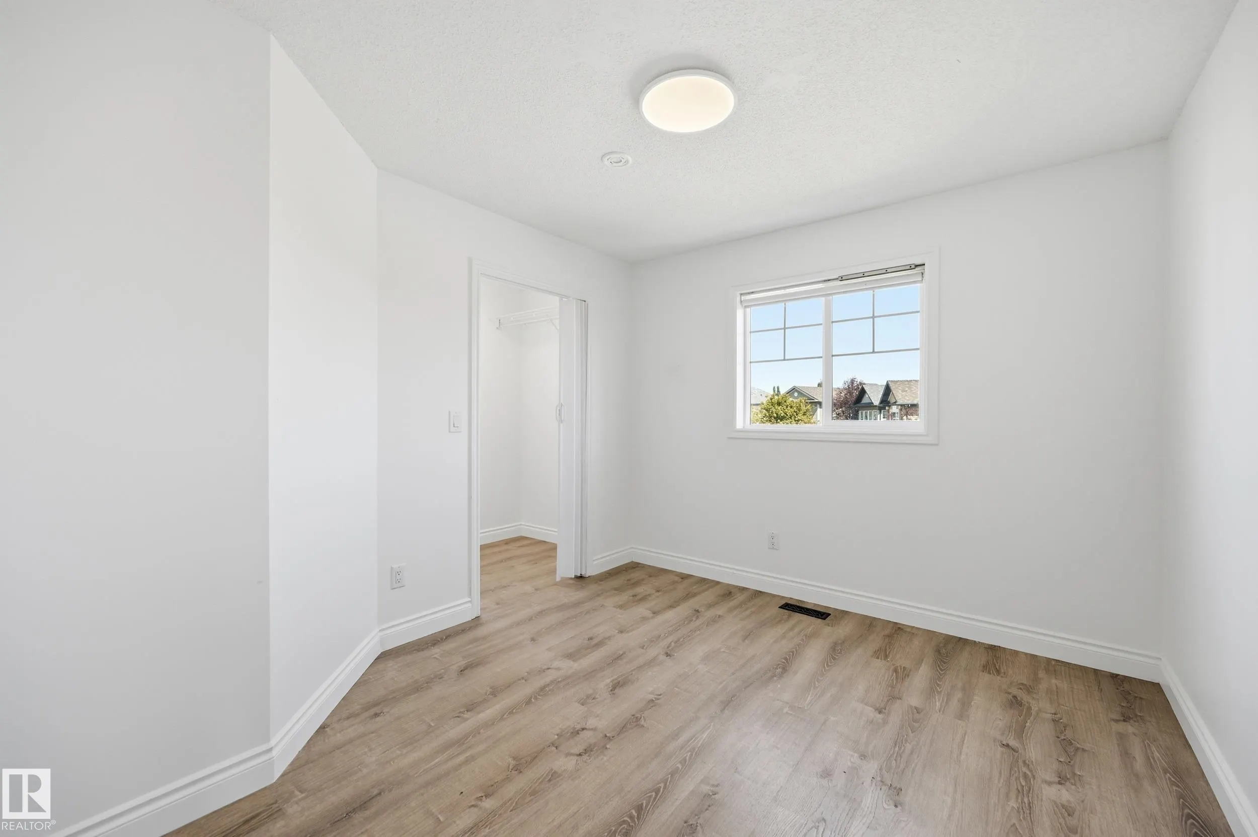 1 SOUTHFORK Close