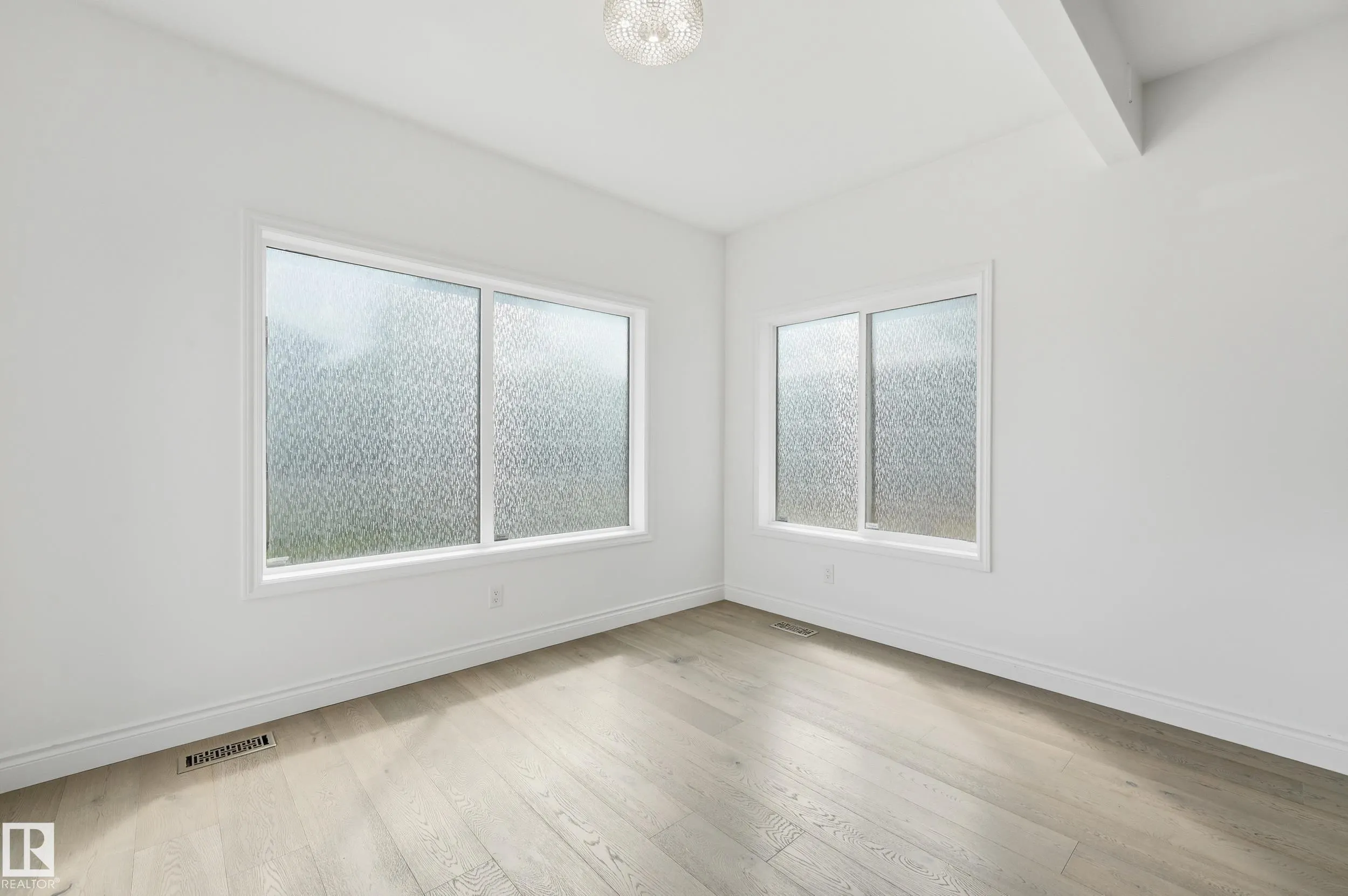 1 SOUTHFORK Close