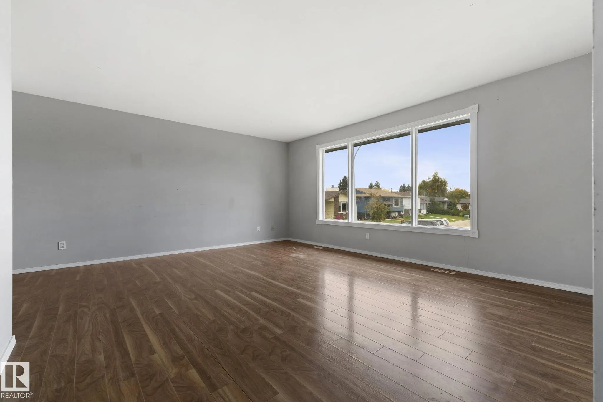 6 CAMPBELL CRES