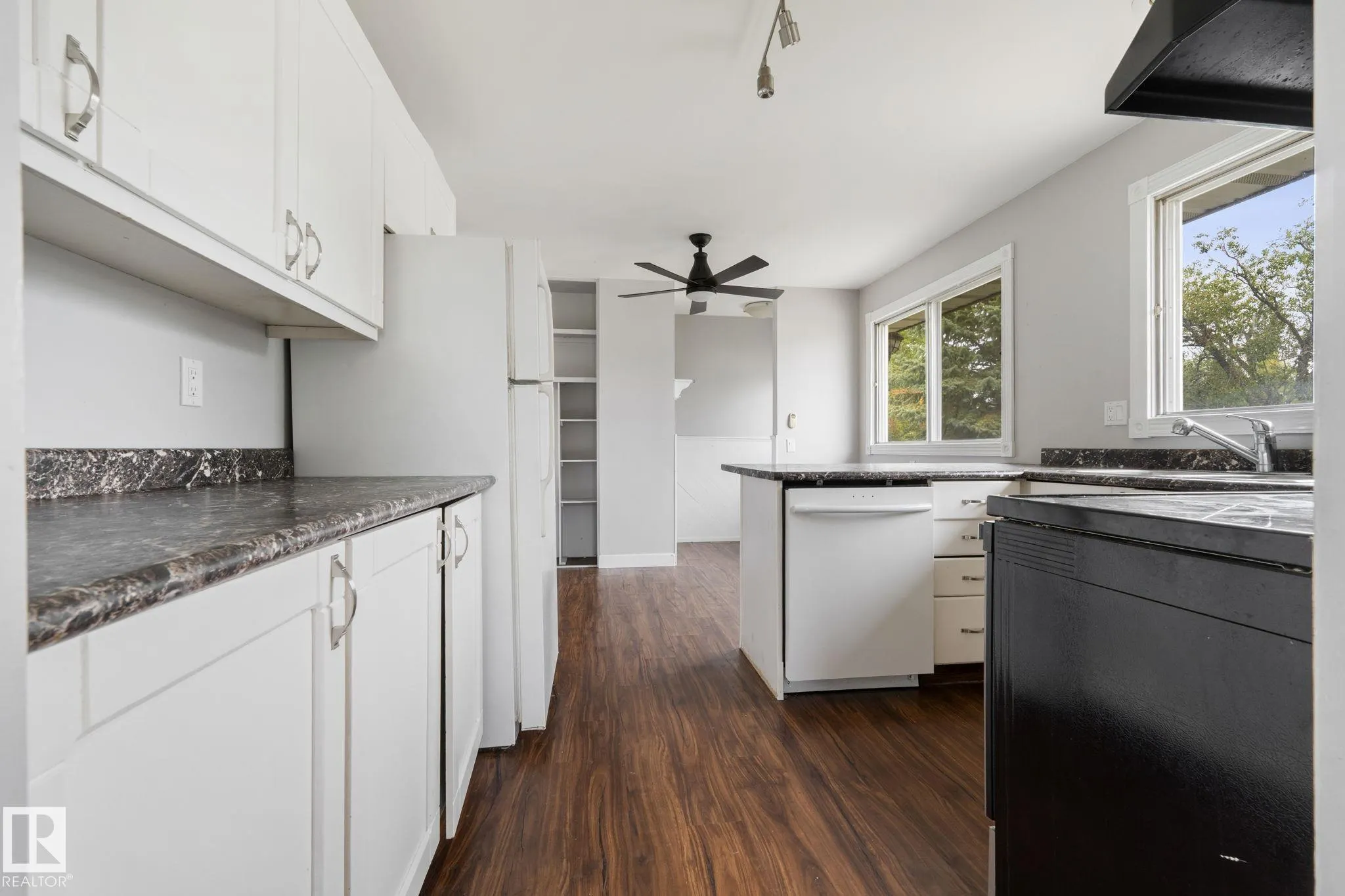 6 CAMPBELL CRES