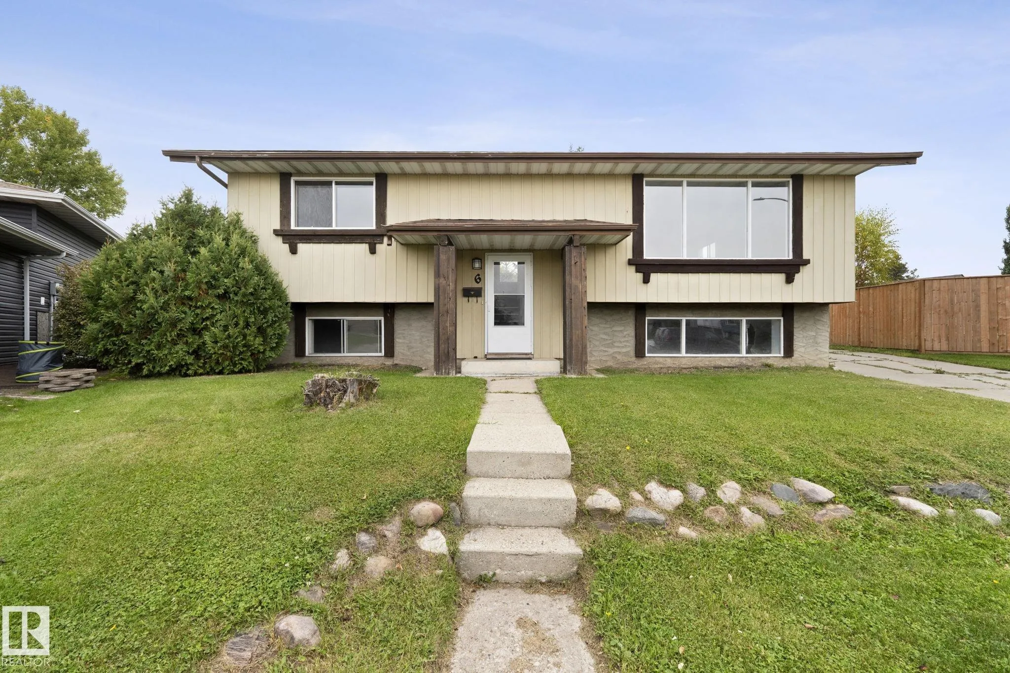 6 CAMPBELL CRES