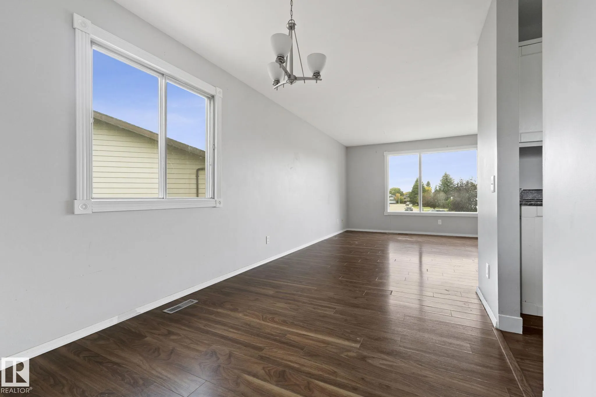 6 CAMPBELL CRES
