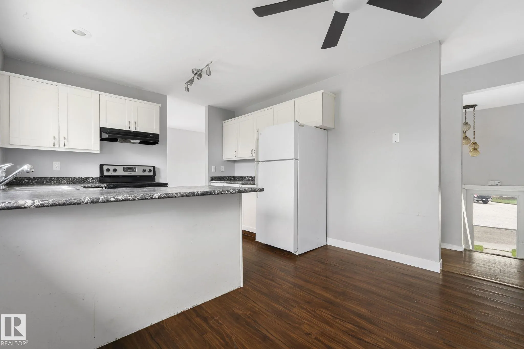 6 CAMPBELL CRES