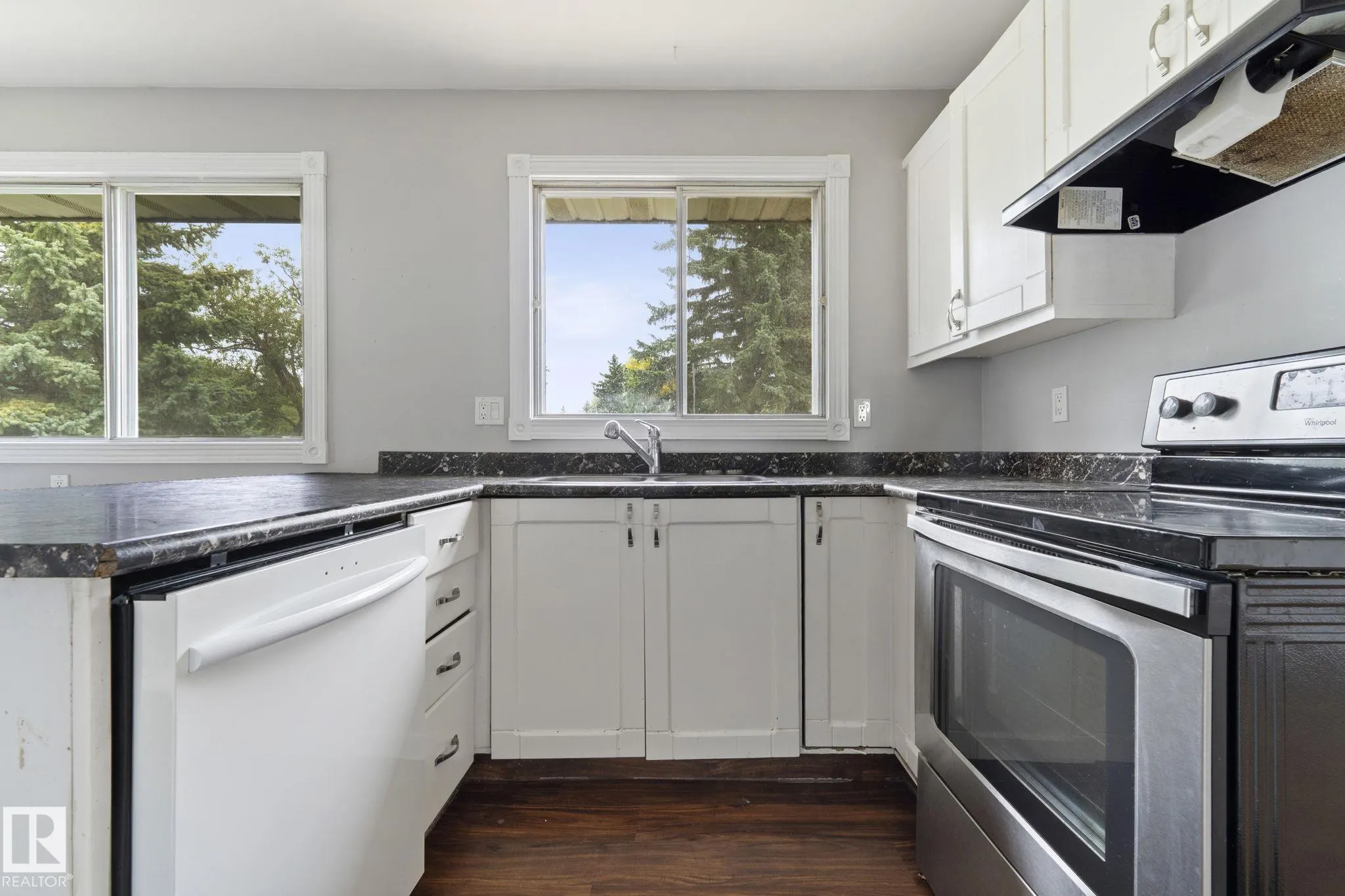 6 CAMPBELL CRES