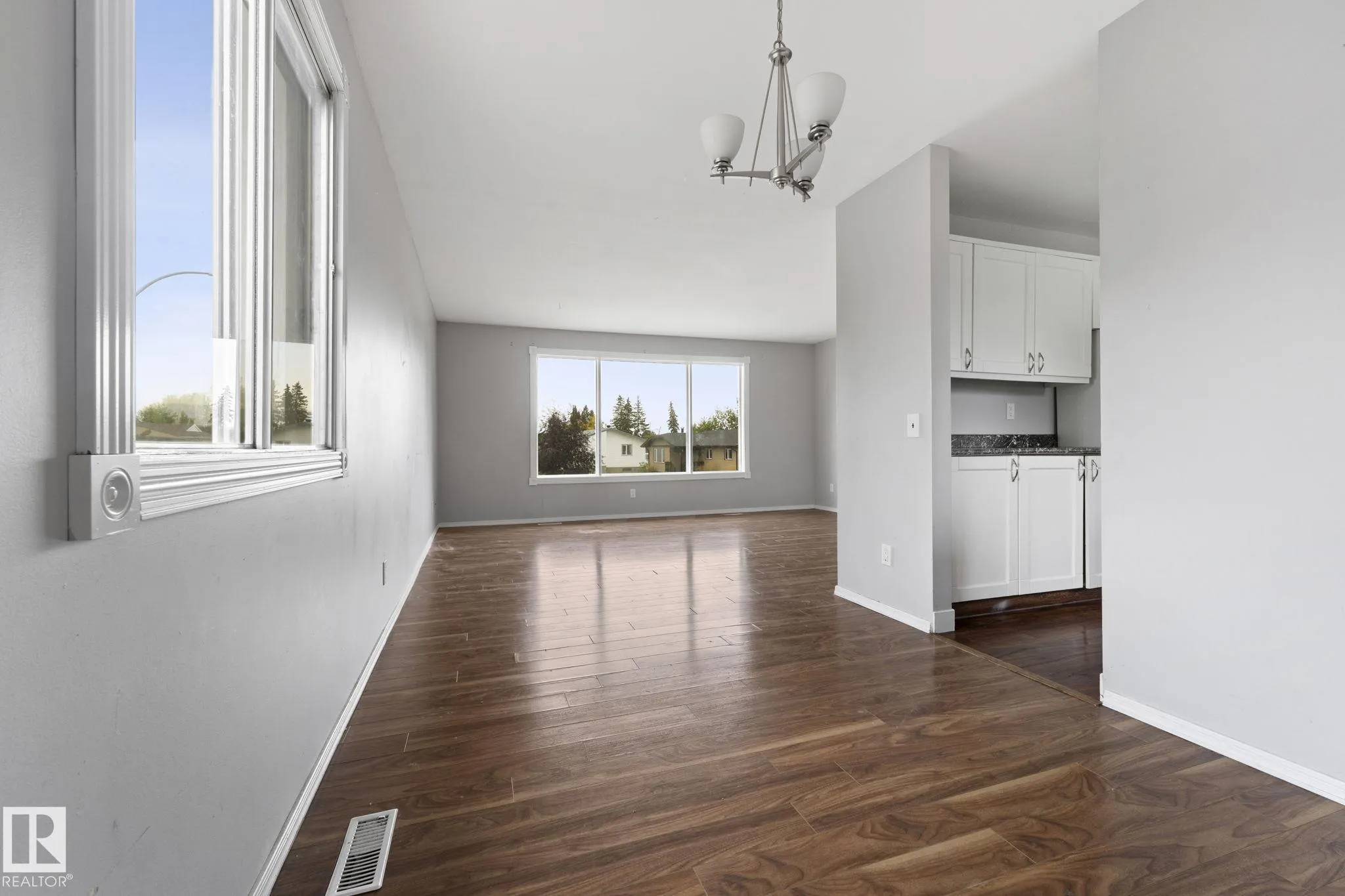 6 CAMPBELL CRES