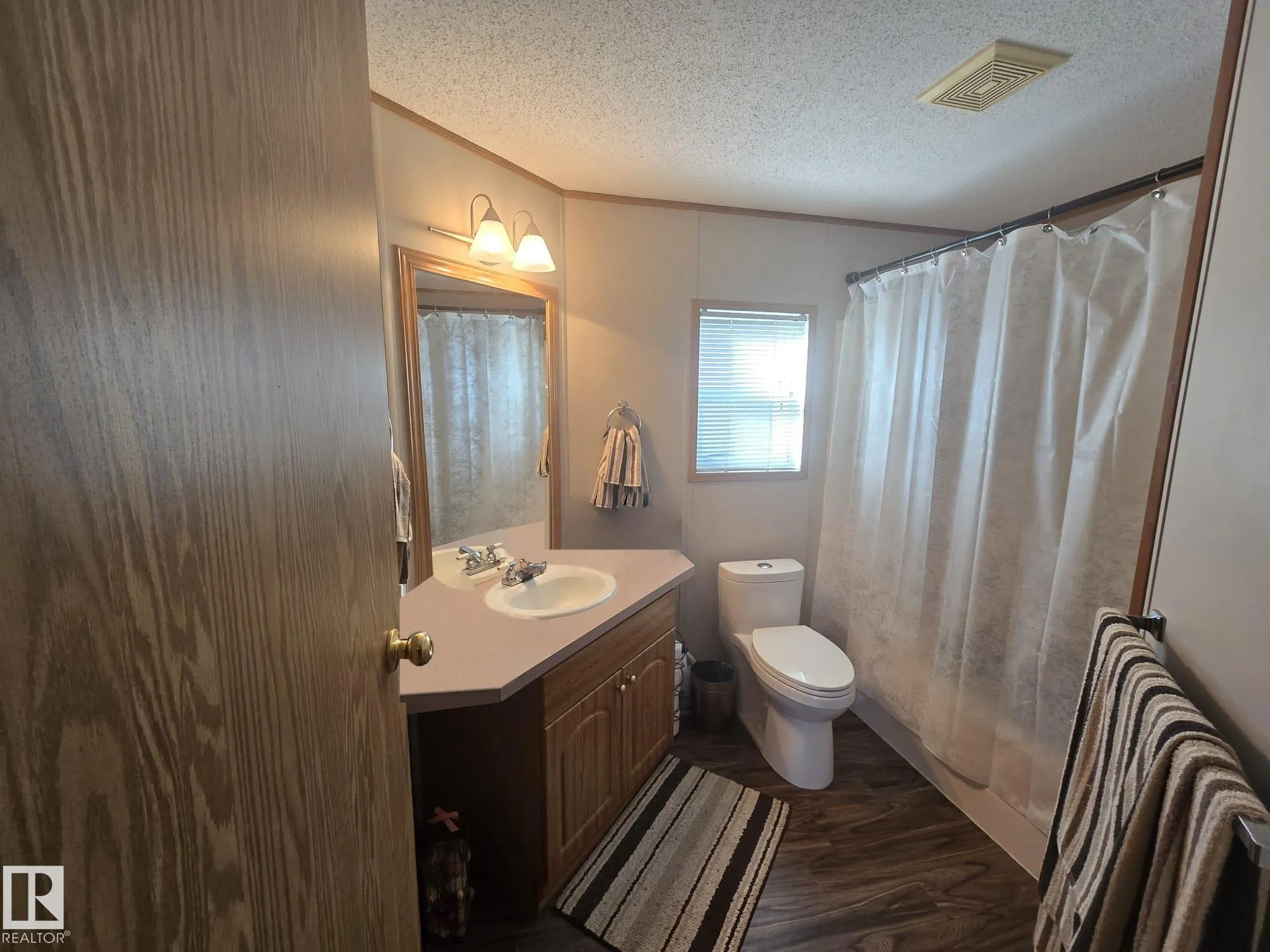 3213 Lakewood Close