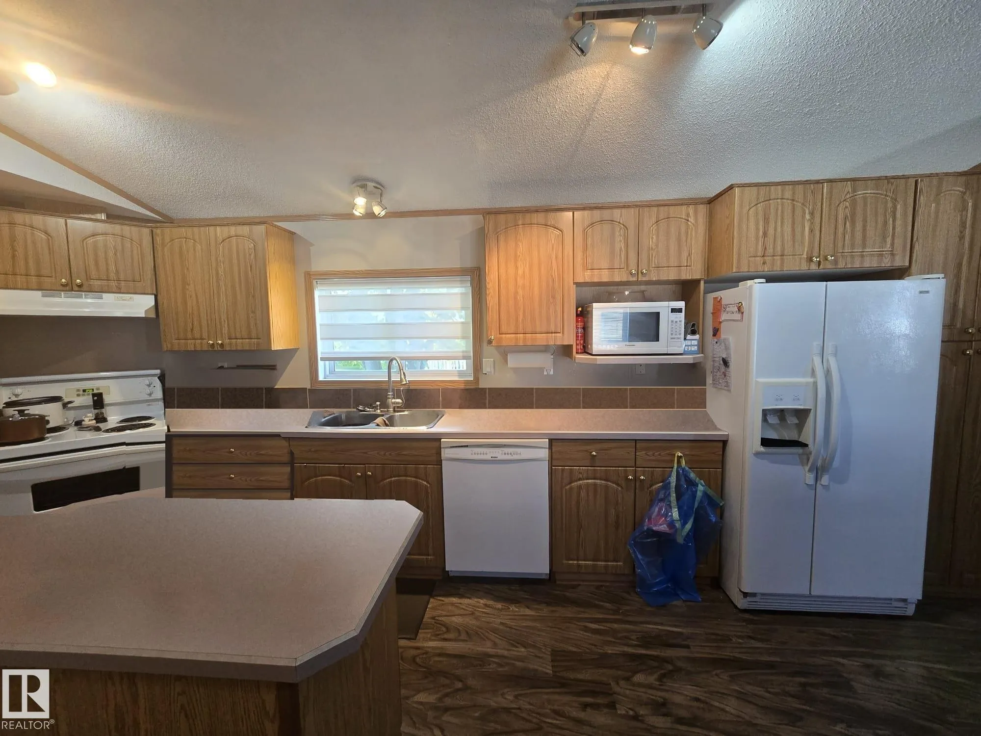 3213 Lakewood Close