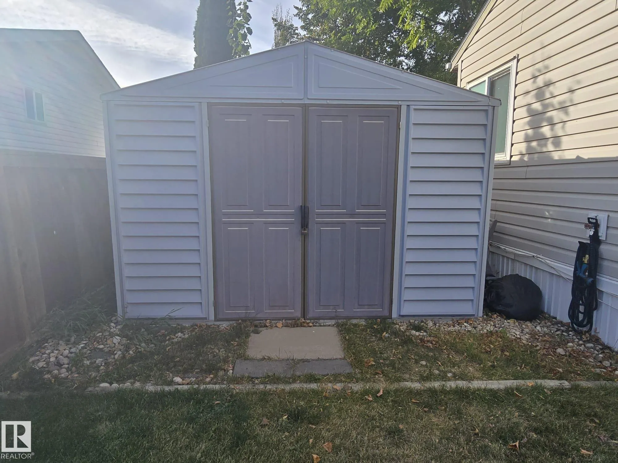 3213 Lakewood Close