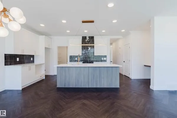 1731 Crossbill Loop