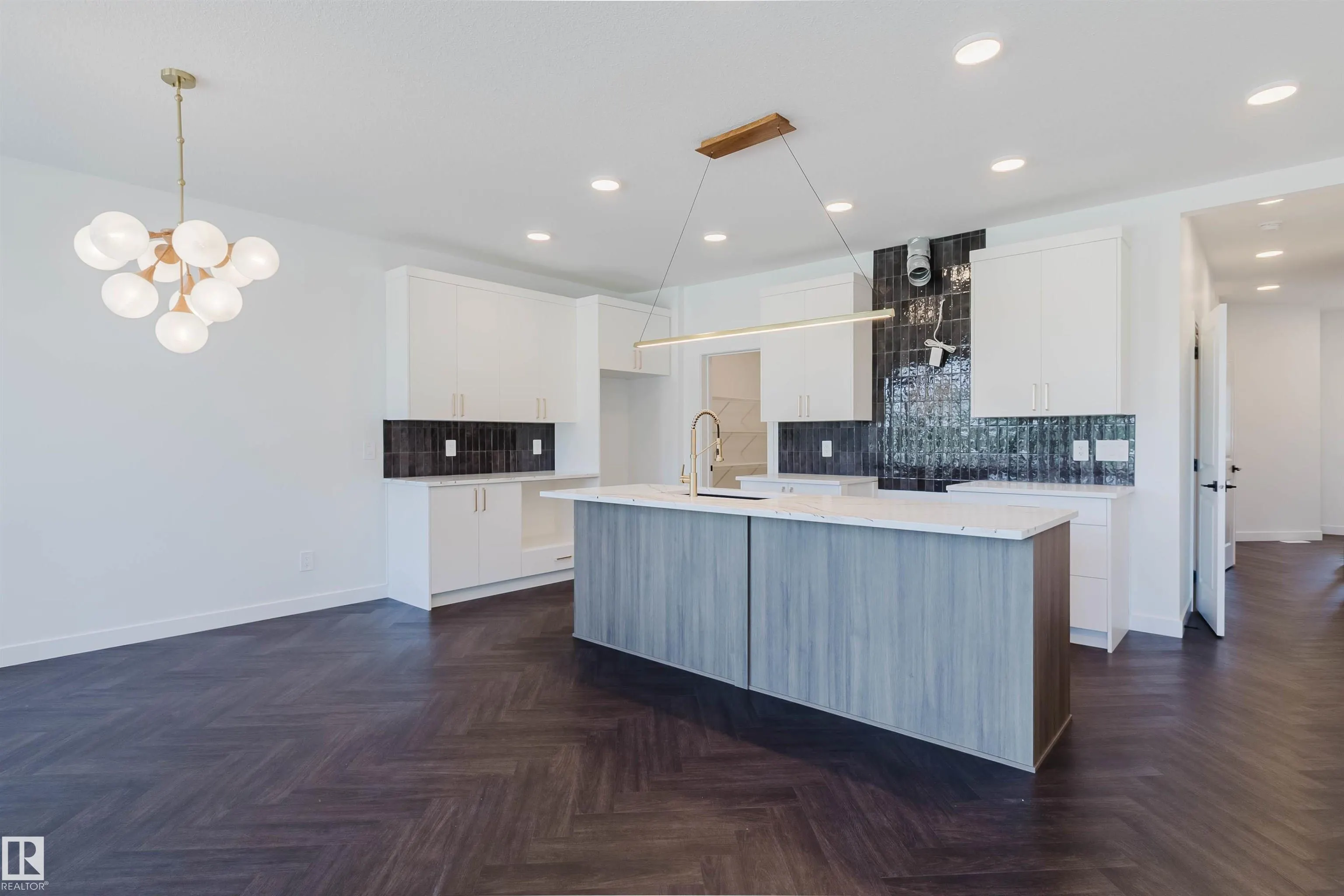 1731 Crossbill Loop