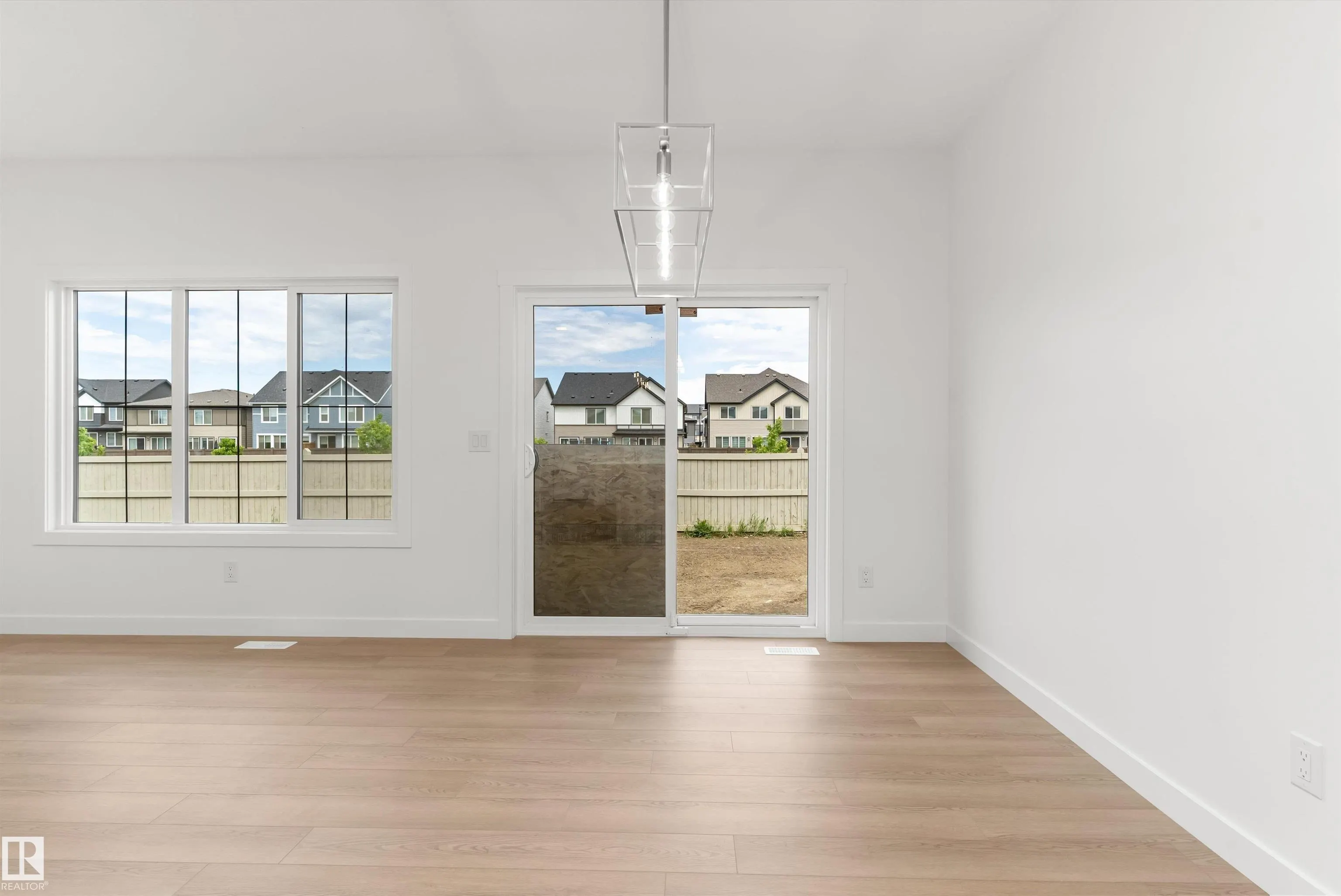 1054 CRISTALL Crescent