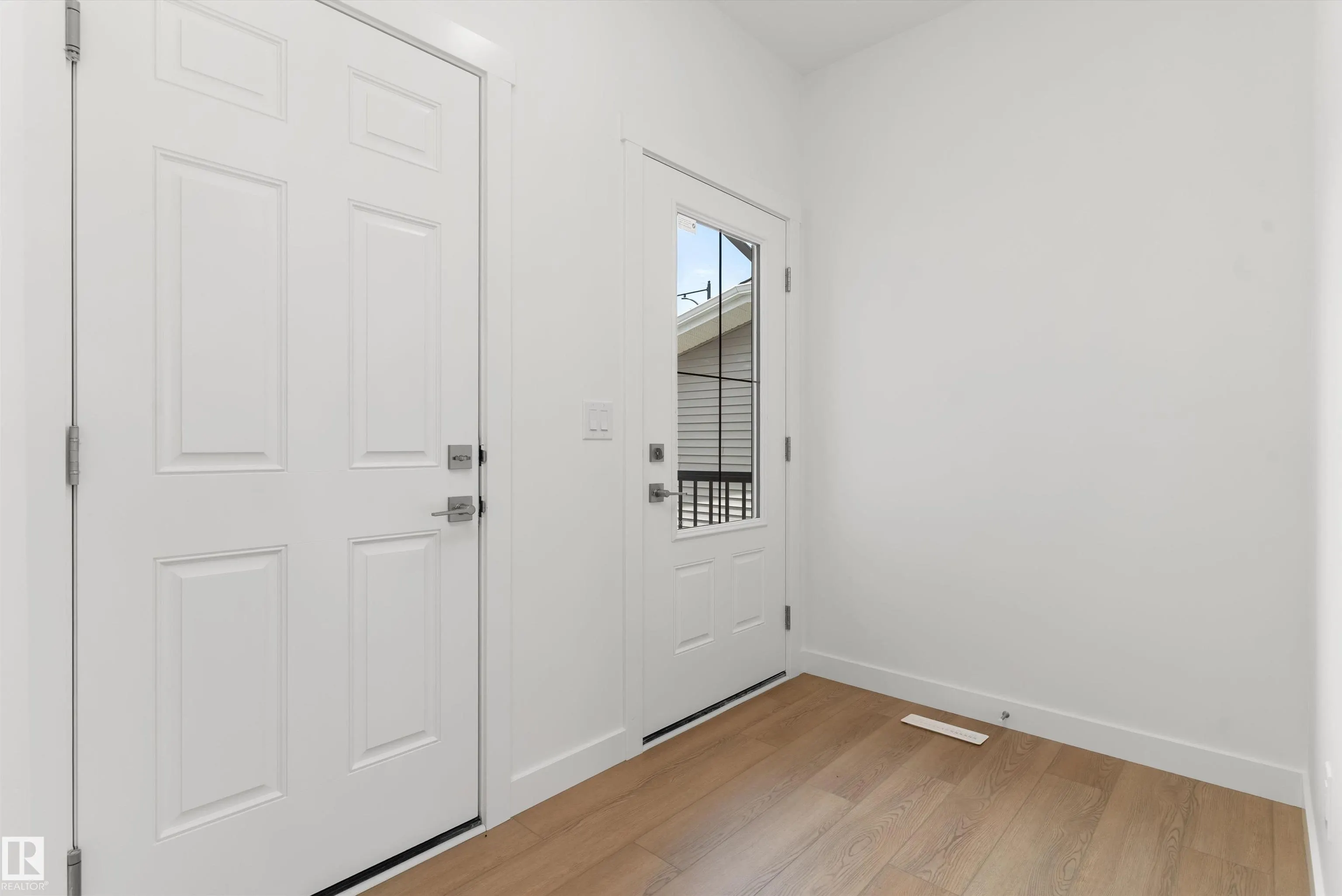 1054 CRISTALL Crescent