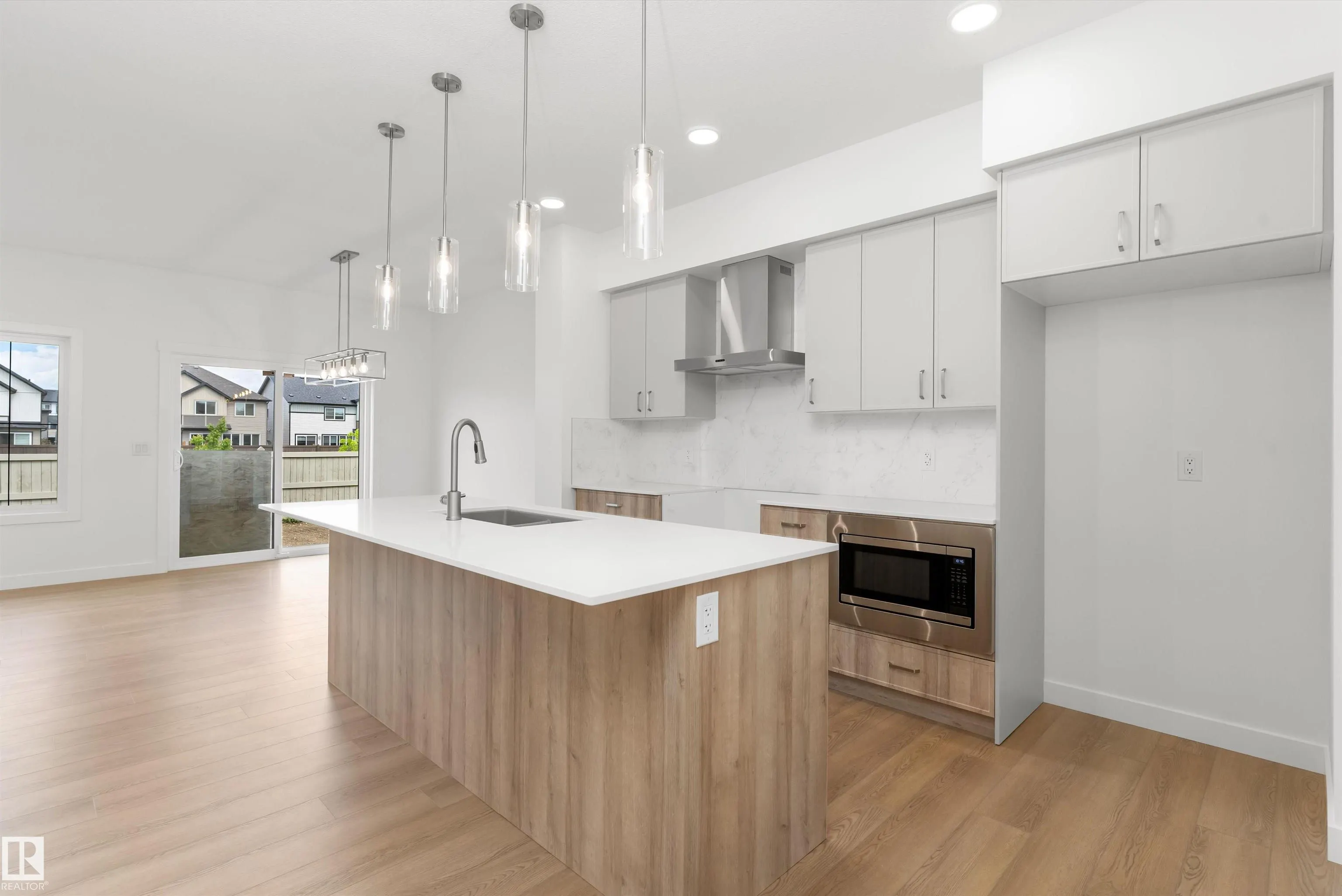 1054 CRISTALL Crescent