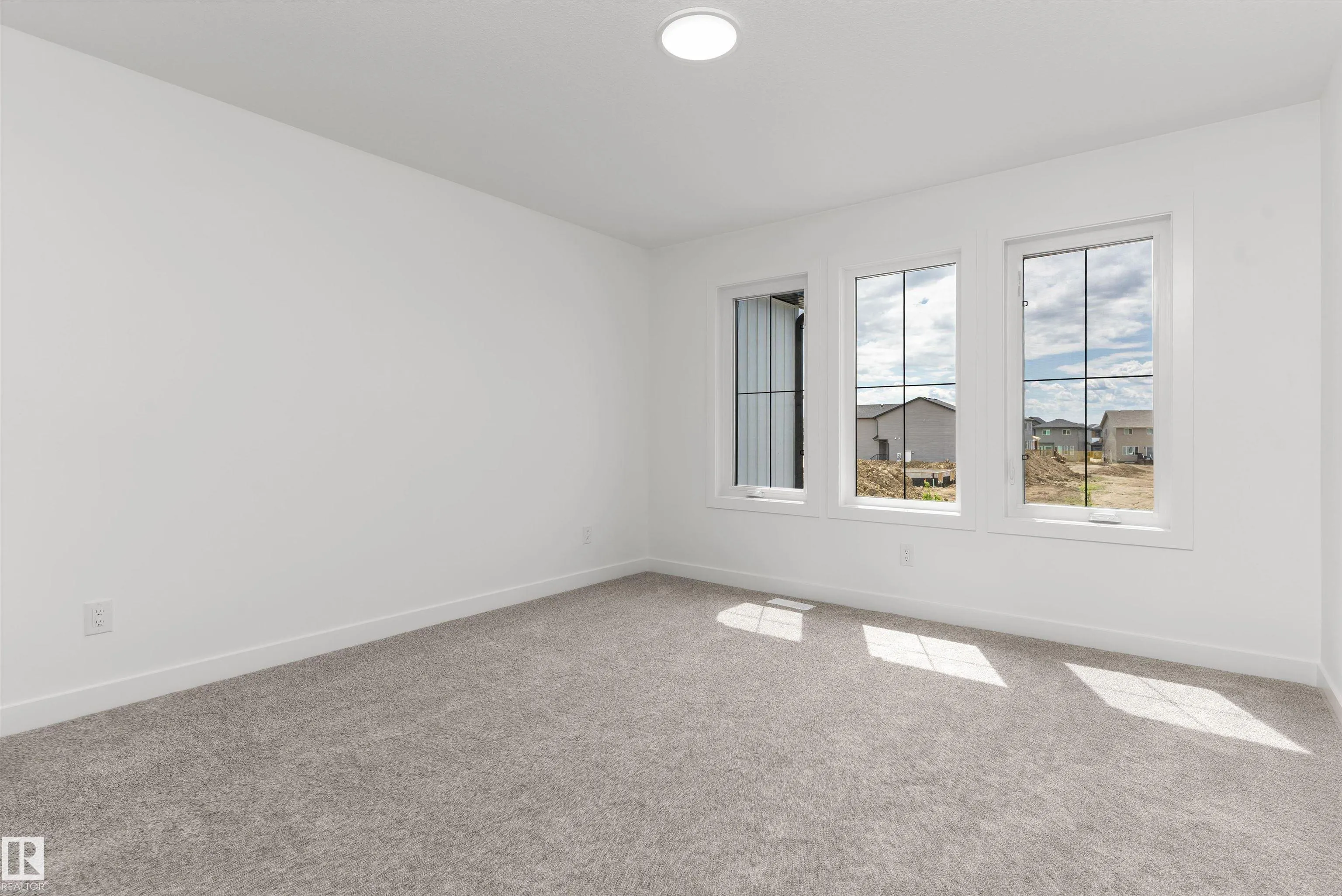 1054 CRISTALL Crescent