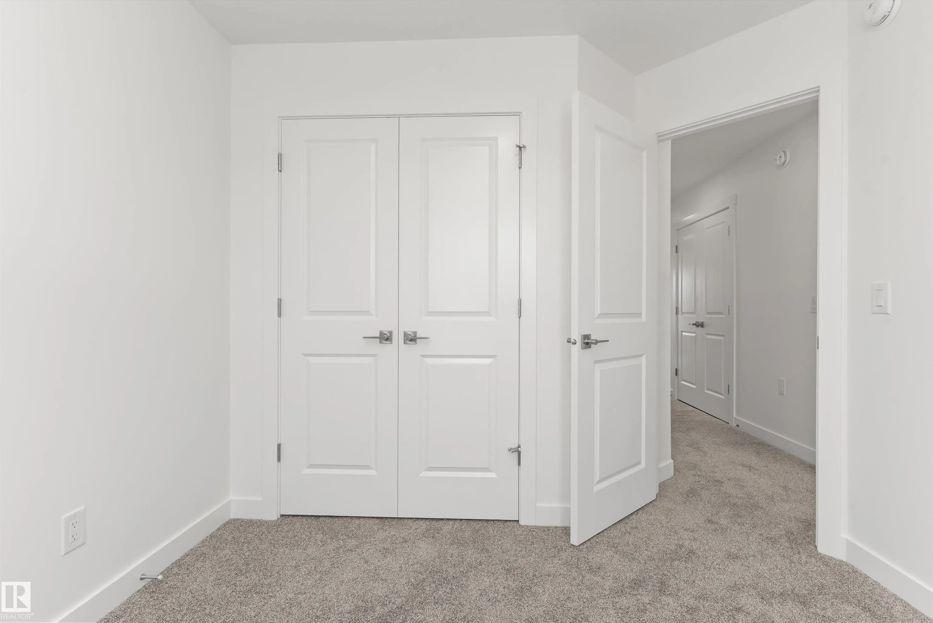 1054 CRISTALL Crescent