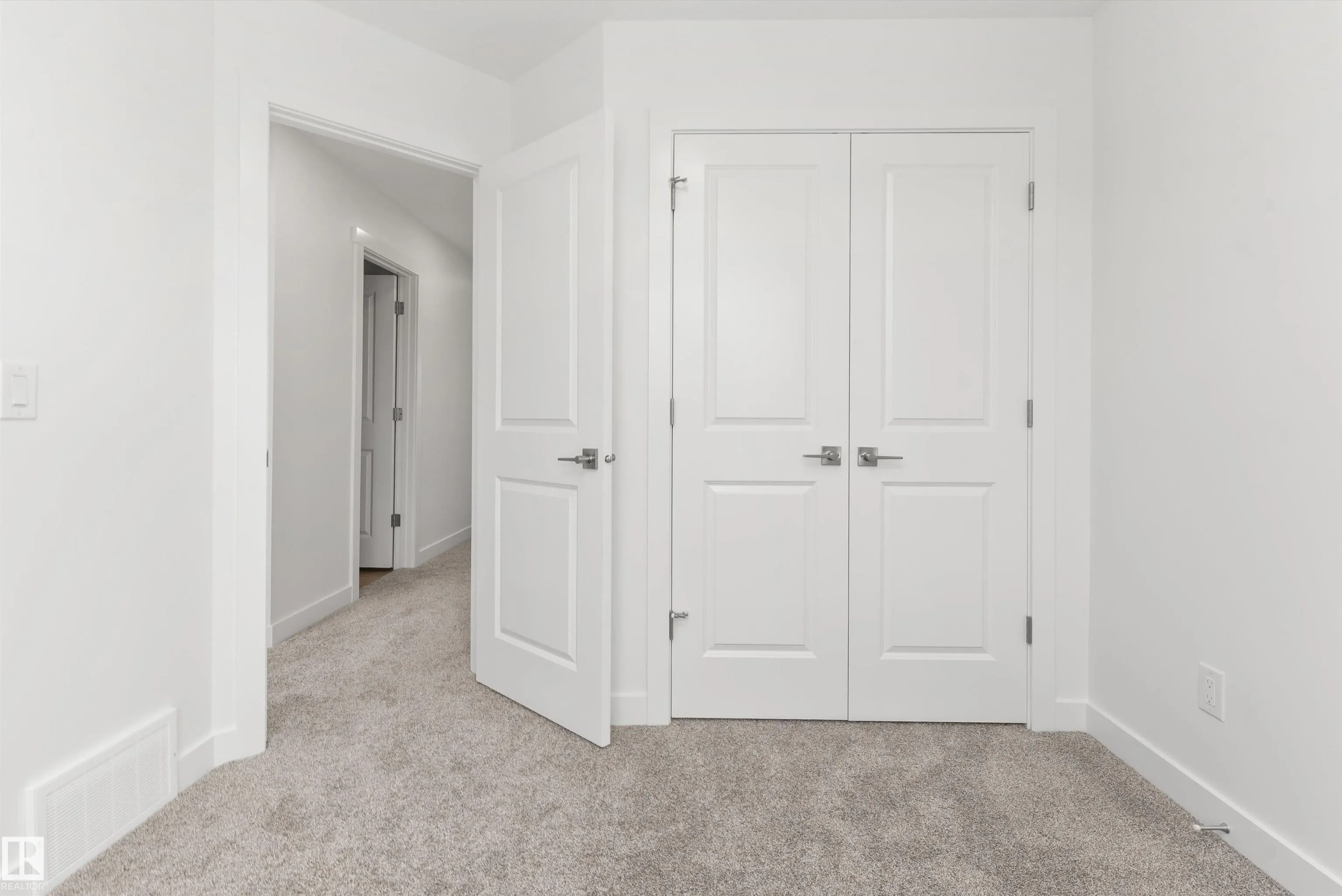 1054 CRISTALL Crescent