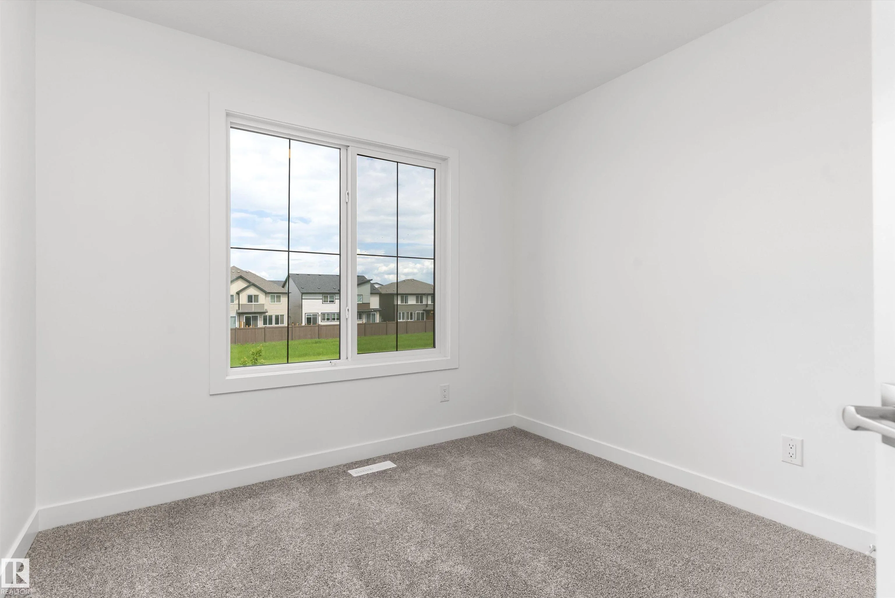 1054 CRISTALL Crescent